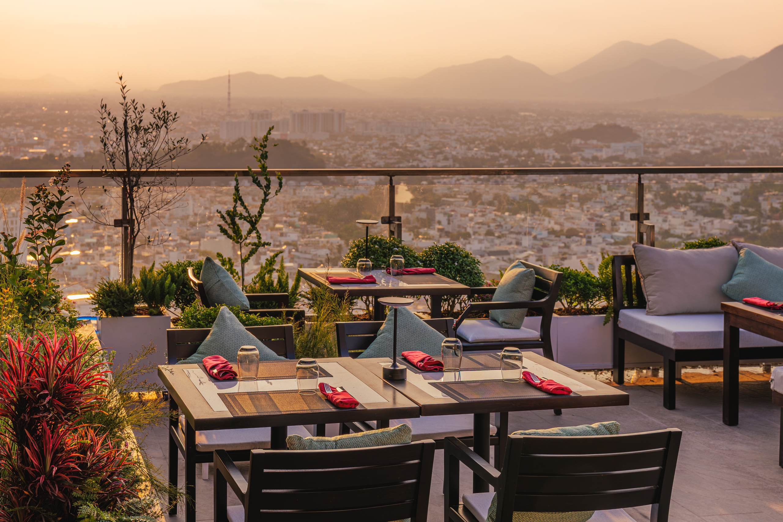 Từ rooftop nh&igrave;n xuống Nha Trang: Biển, n&uacute;i v&agrave; phố thị hiện ra rất kh&aacute;c - Ảnh 4.