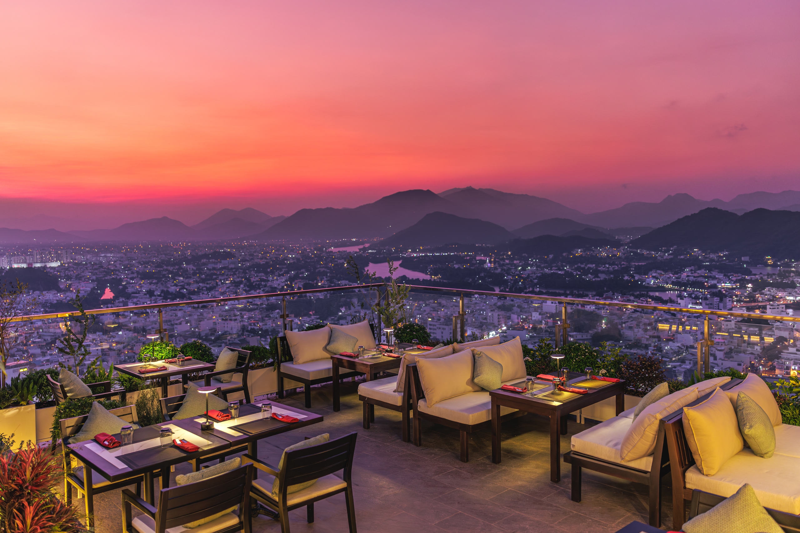 Từ rooftop nh&igrave;n xuống Nha Trang: Biển, n&uacute;i v&agrave; phố thị hiện ra rất kh&aacute;c - Ảnh 6.