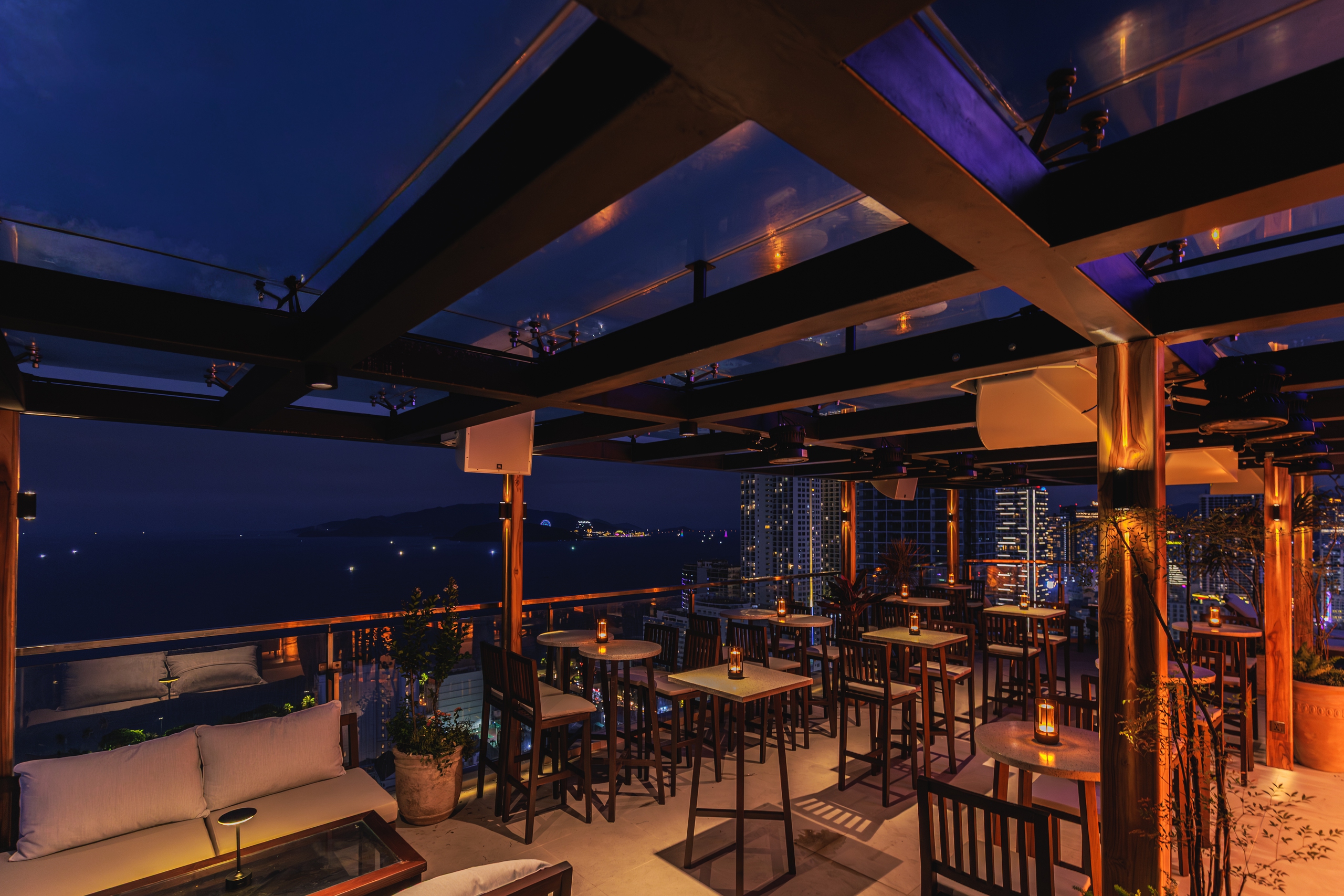 Từ rooftop nh&igrave;n xuống Nha Trang: Biển, n&uacute;i v&agrave; phố thị hiện ra rất kh&aacute;c - Ảnh 7.