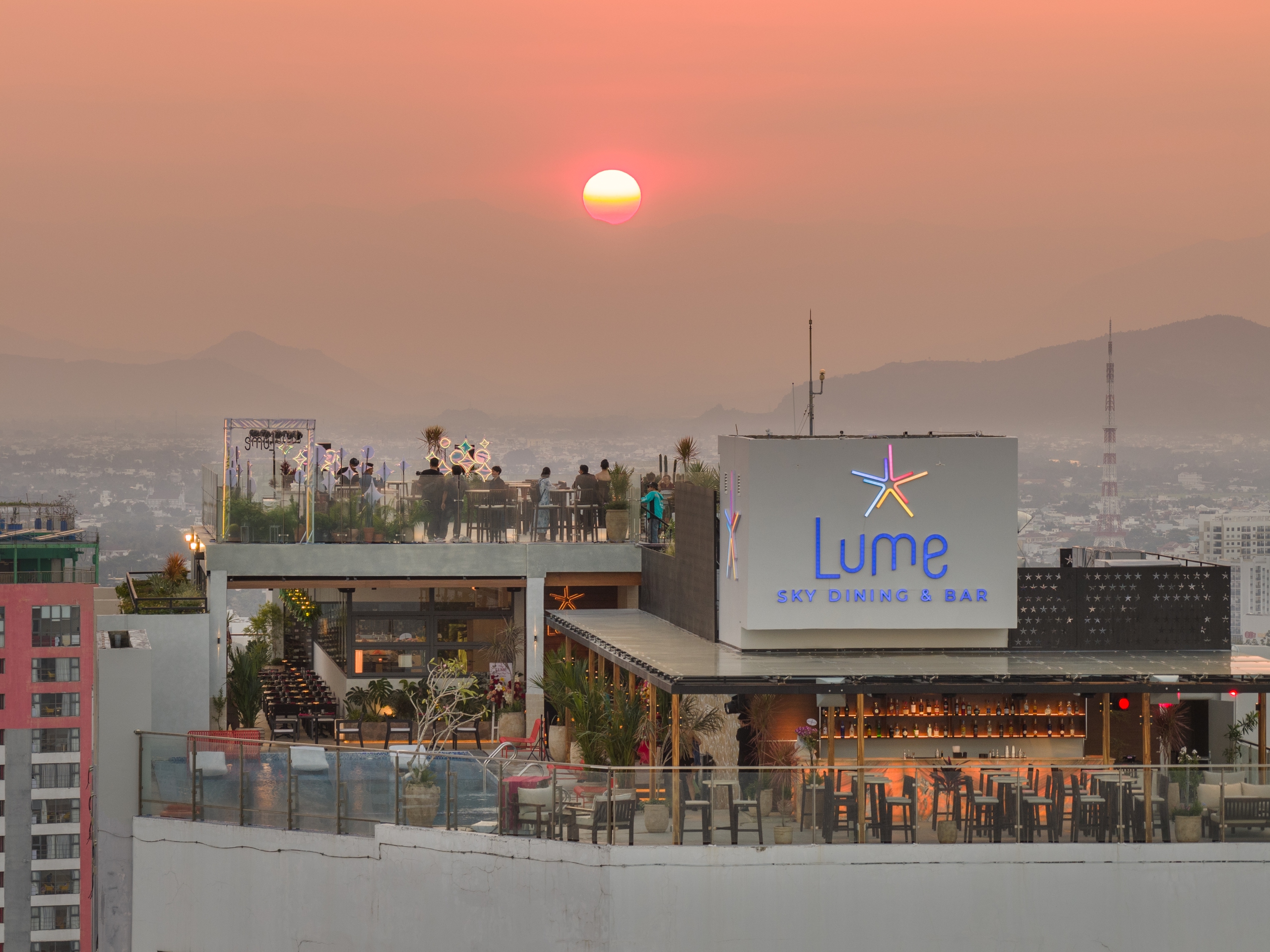Từ rooftop nh&igrave;n xuống Nha Trang: Biển, n&uacute;i v&agrave; phố thị hiện ra rất kh&aacute;c - Ảnh 5.
