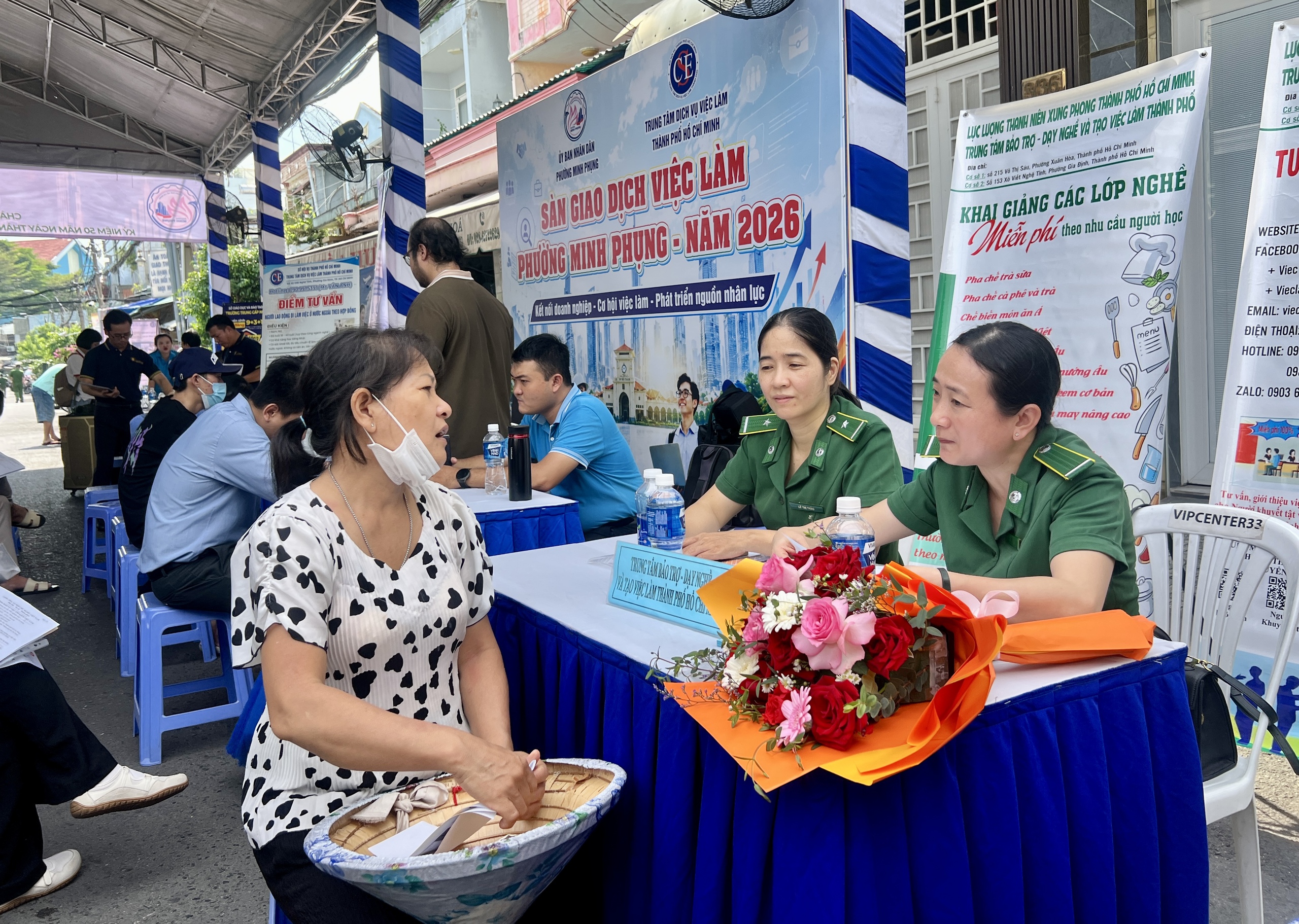 Sàn việc làm phường Minh Phụng: Lương công nhân lên đến 33 triệu đồng/tháng - Ảnh 4.