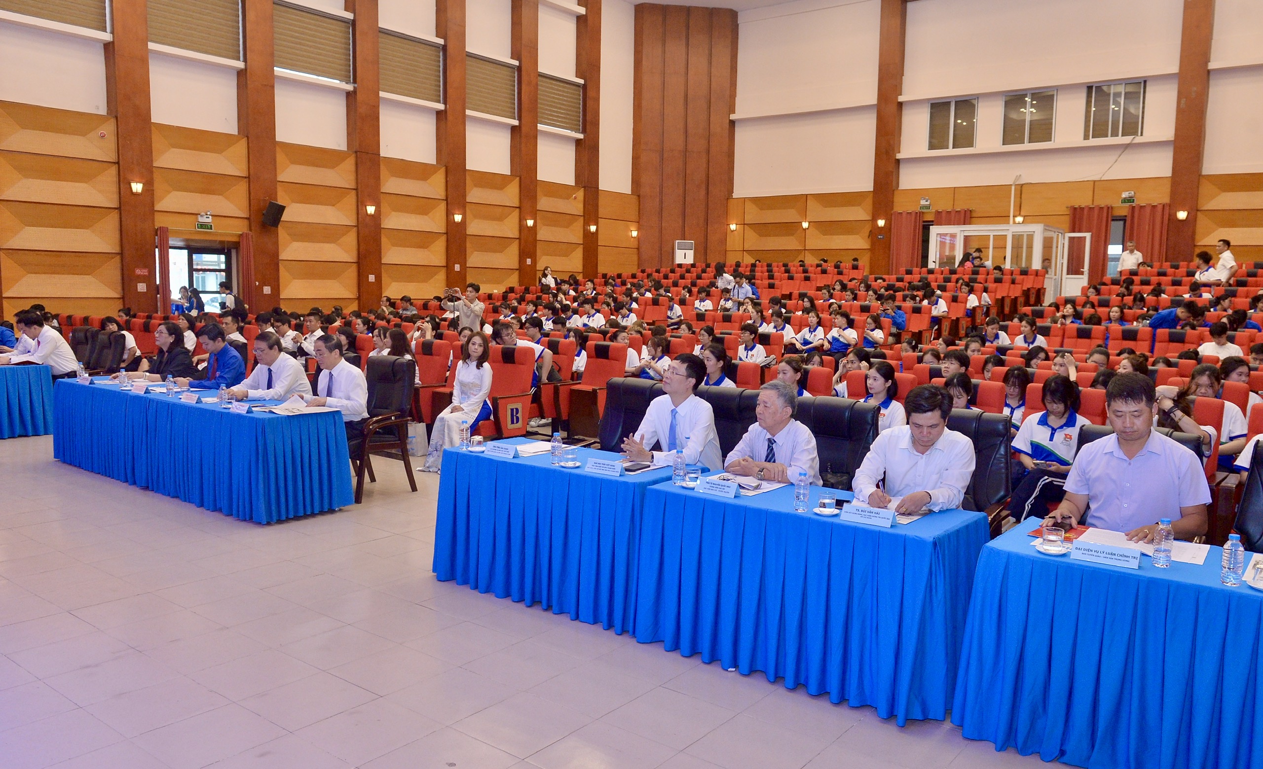  Khơi thông mọi nguồn lực để đất nước tự tin sải bước - Ảnh 3.