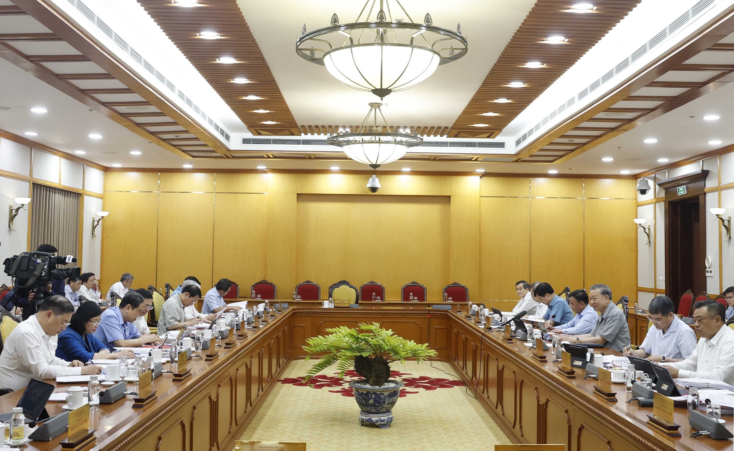 Bộ Ch&iacute;nh trị cho &yacute; kiến ho&agrave;n thiện thể chế vượt trội, tạo động lực mới để TP.HCM ph&aacute;t triển- Ảnh 2.