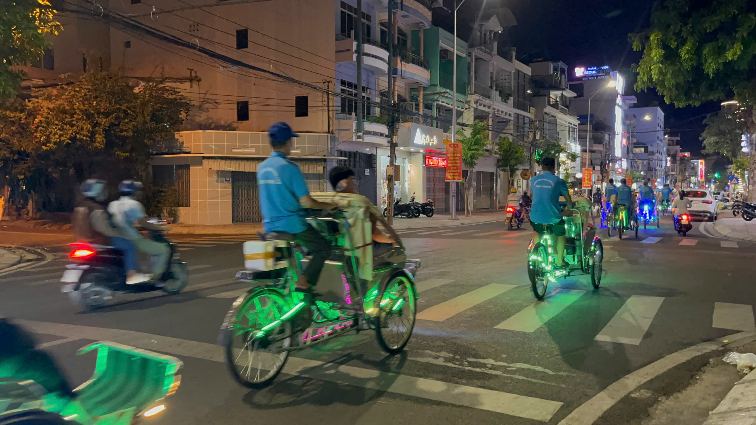  L&aacute;i x&iacute;ch l&ocirc; tại Nha Trang bắt buộc sẽ phải đội mũ bảo hiểm?- Ảnh 1.