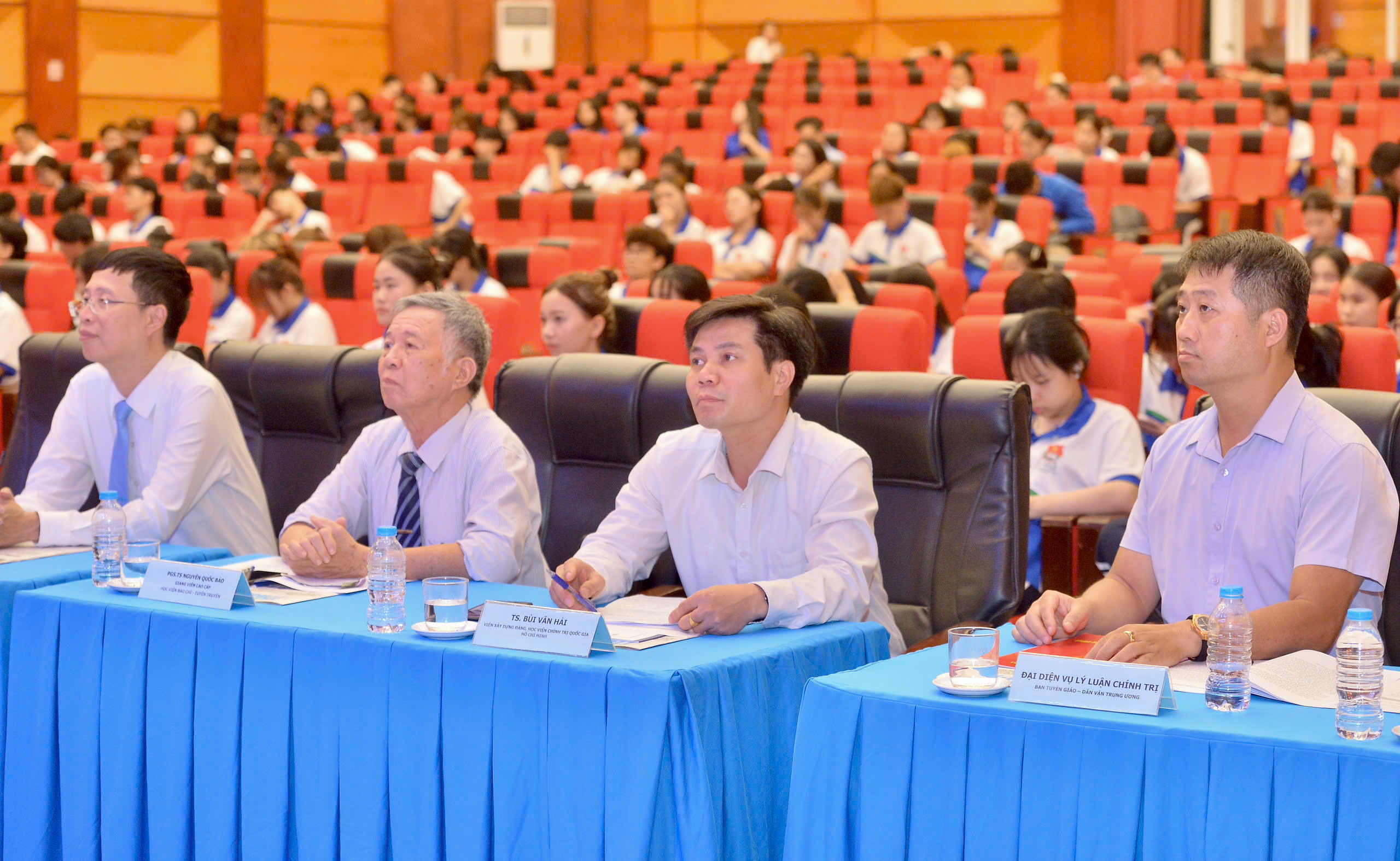 Phân tích, giải phẫu căn nguyên vấn đề 'thờ ơ chính trị' của một bộ phận giới trẻ- Ảnh 2. Phân tích, giải phẫu căn nguyên vấn đề 'thờ ơ chính trị' của một bộ phận giới trẻ- Ảnh 2.