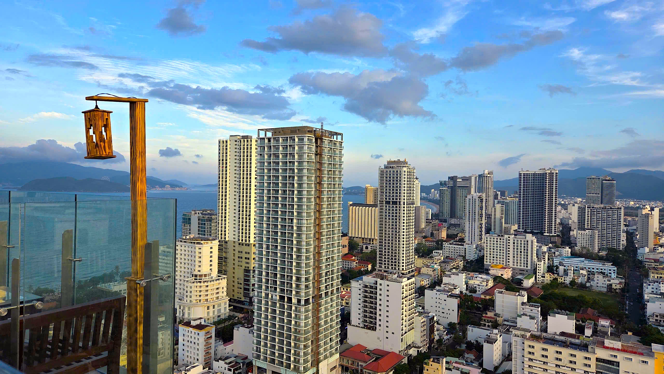 Từ rooftop nh&igrave;n xuống Nha Trang: Biển, n&uacute;i v&agrave; phố thị hiện ra rất kh&aacute;c - Ảnh 2.