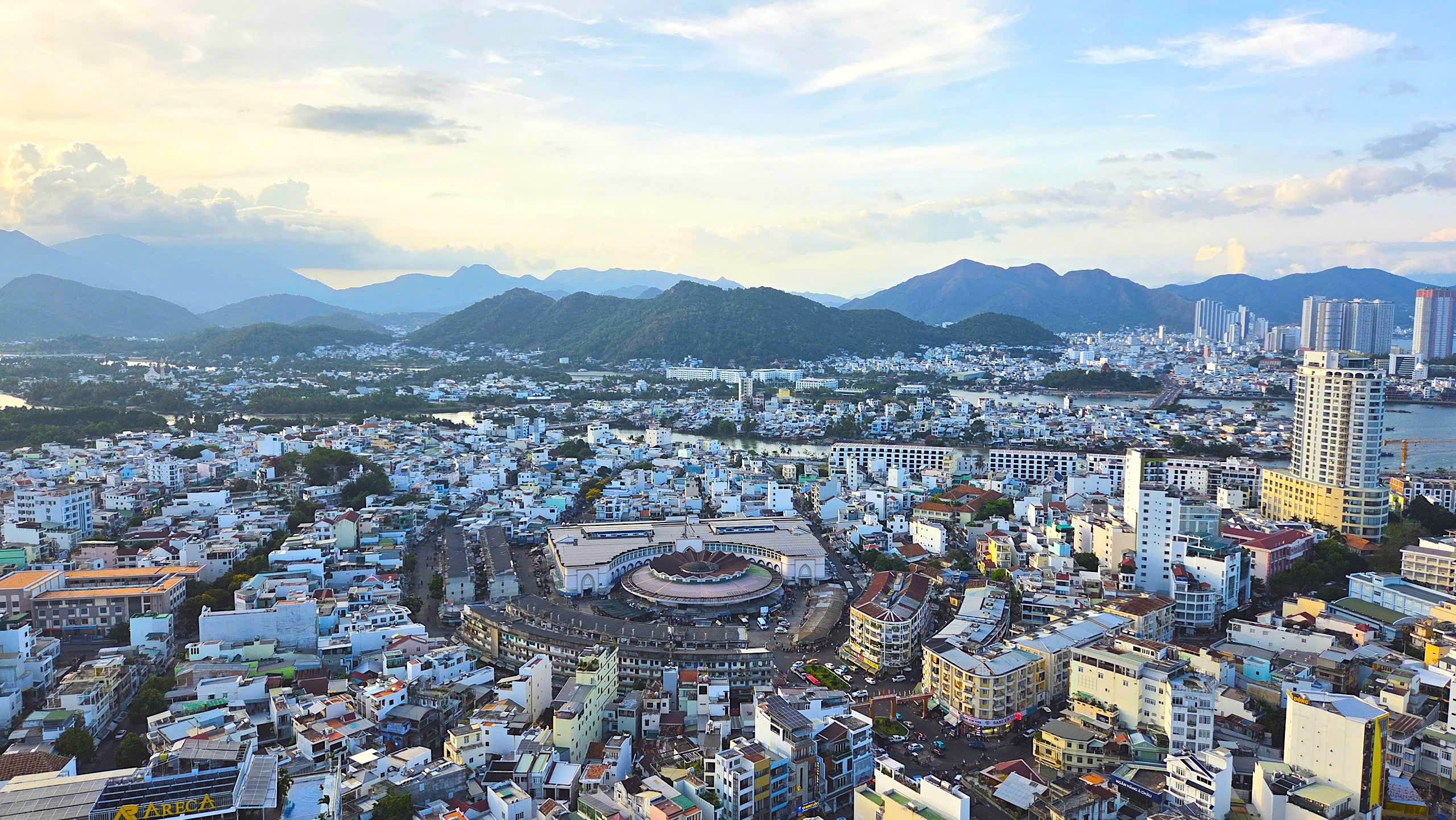 Từ rooftop nh&igrave;n xuống Nha Trang: Biển, n&uacute;i v&agrave; phố thị hiện ra rất kh&aacute;c - Ảnh 3.