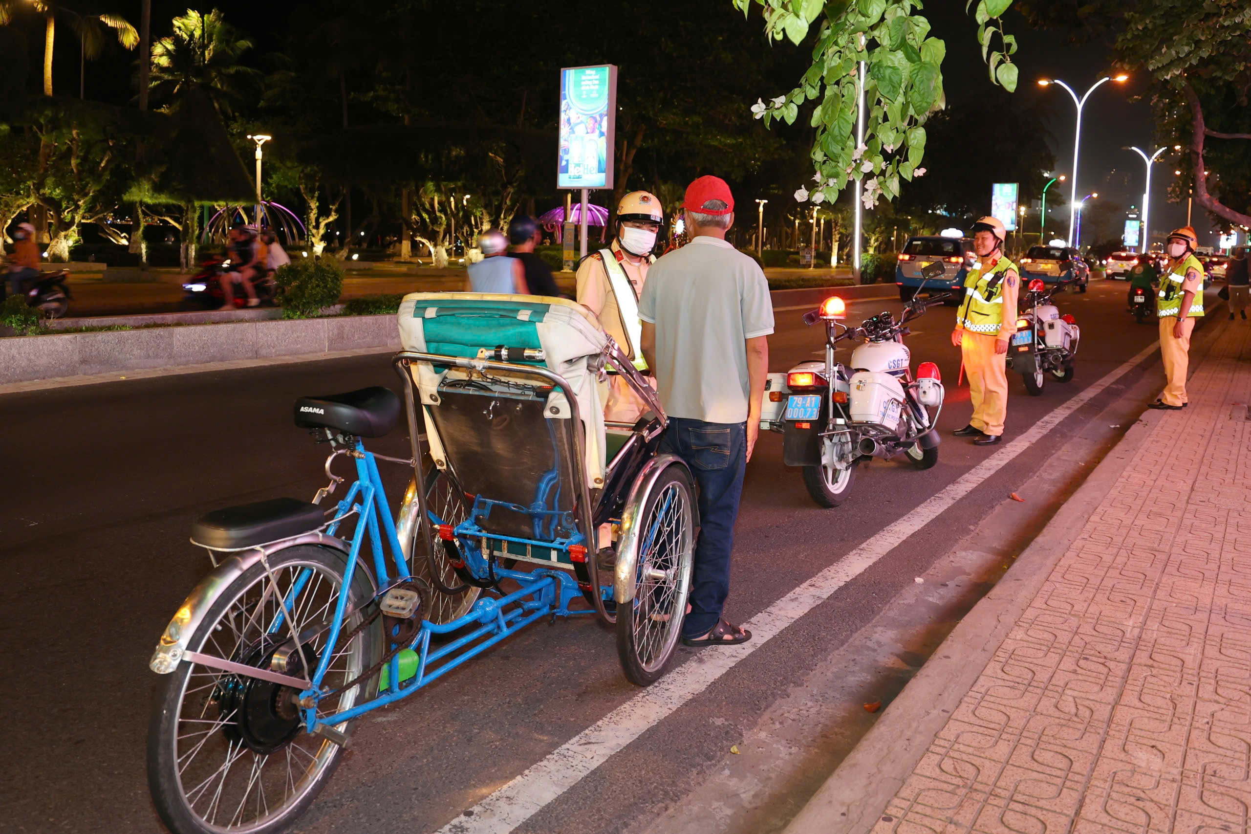  L&aacute;i x&iacute;ch l&ocirc; tại Nha Trang bắt buộc sẽ phải đội mũ bảo hiểm?- Ảnh 2.