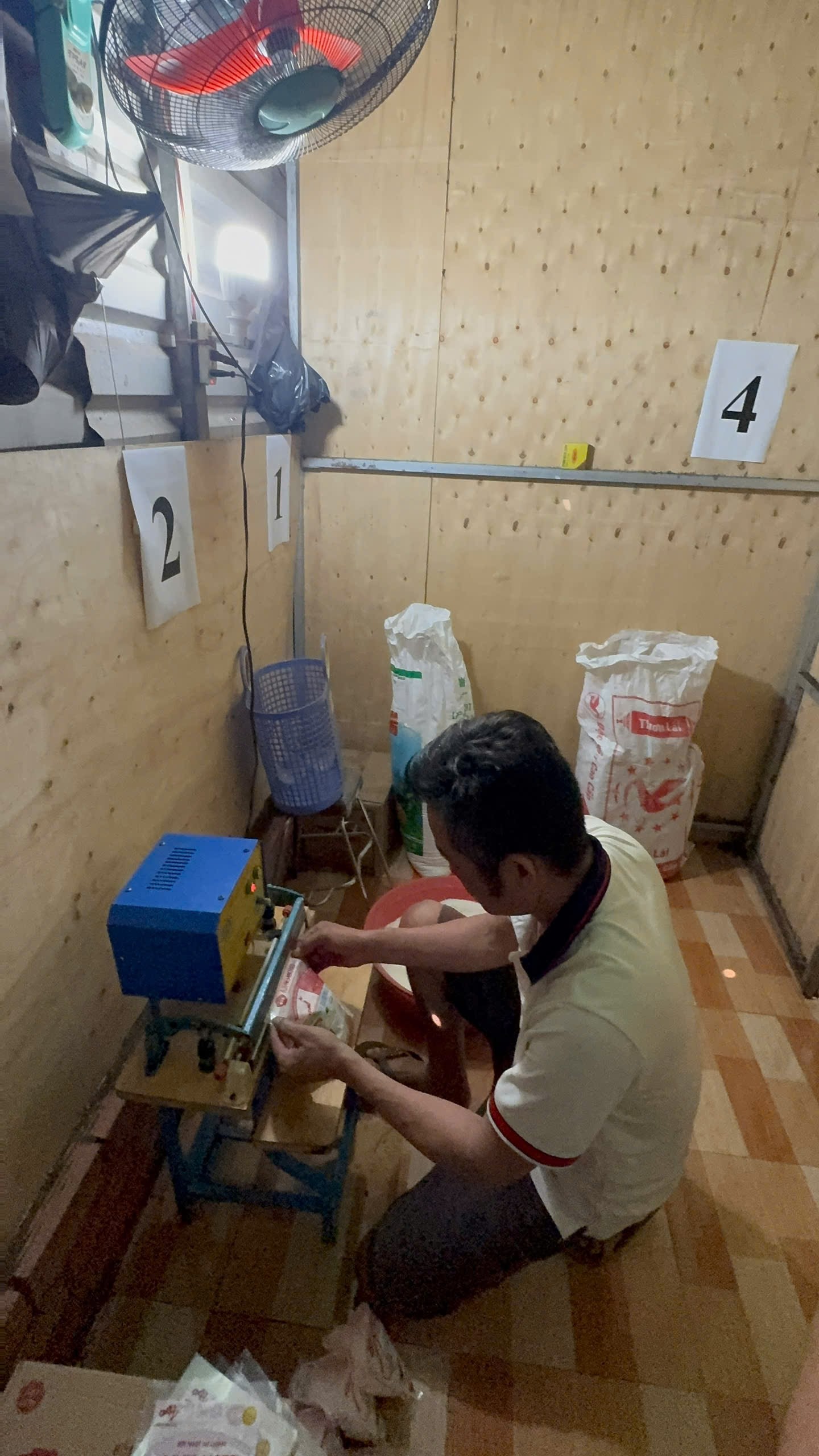 Triệt phá đường dây sản xuất, buôn bán bột ngọt giả nhãn hiệu Ajinomoto quy mô lớn- Ảnh 4.
