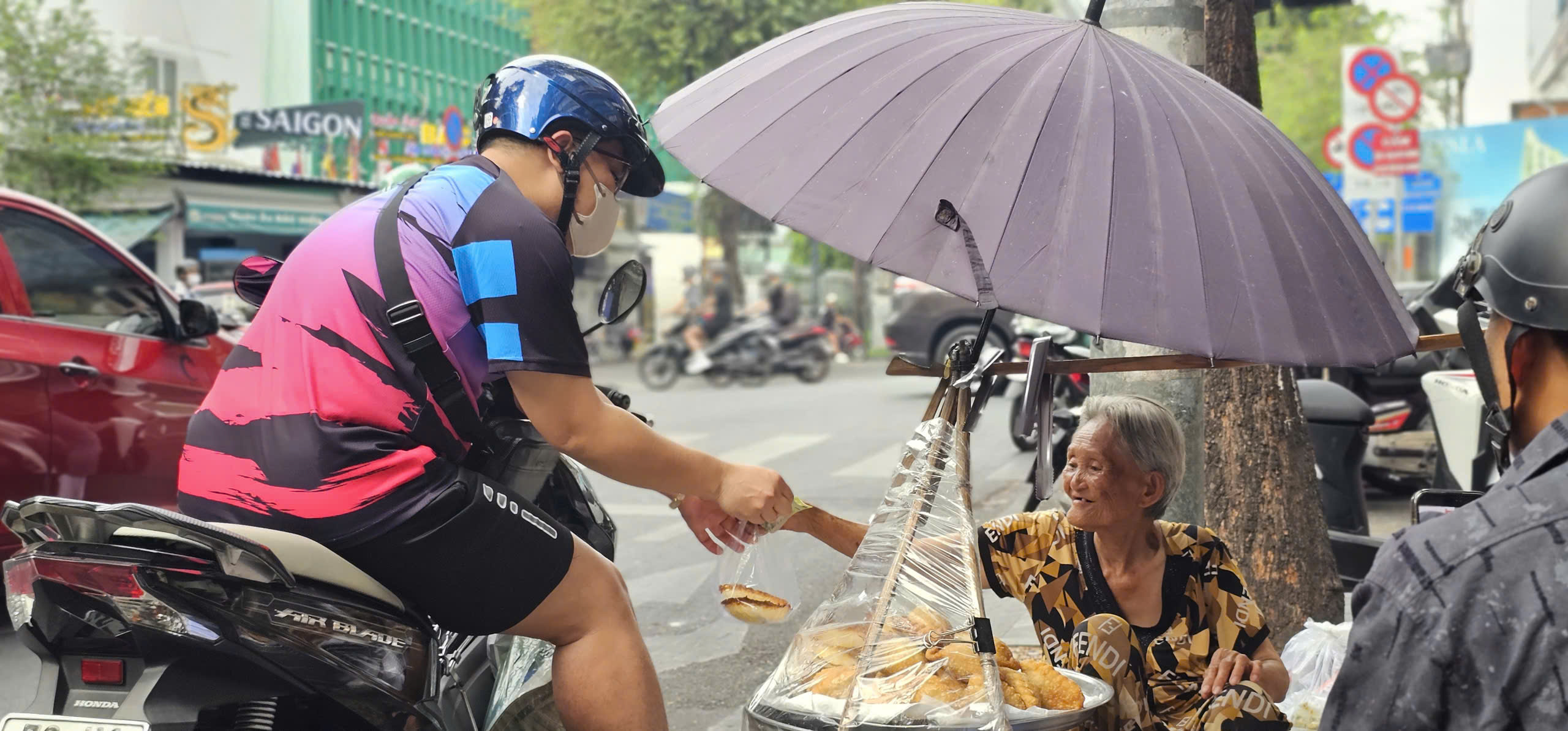 Xót xa cụ bà 83 tuổi gánh bánh mưu sinh, gom tiền trả nợ đám tang con - Ảnh 7.