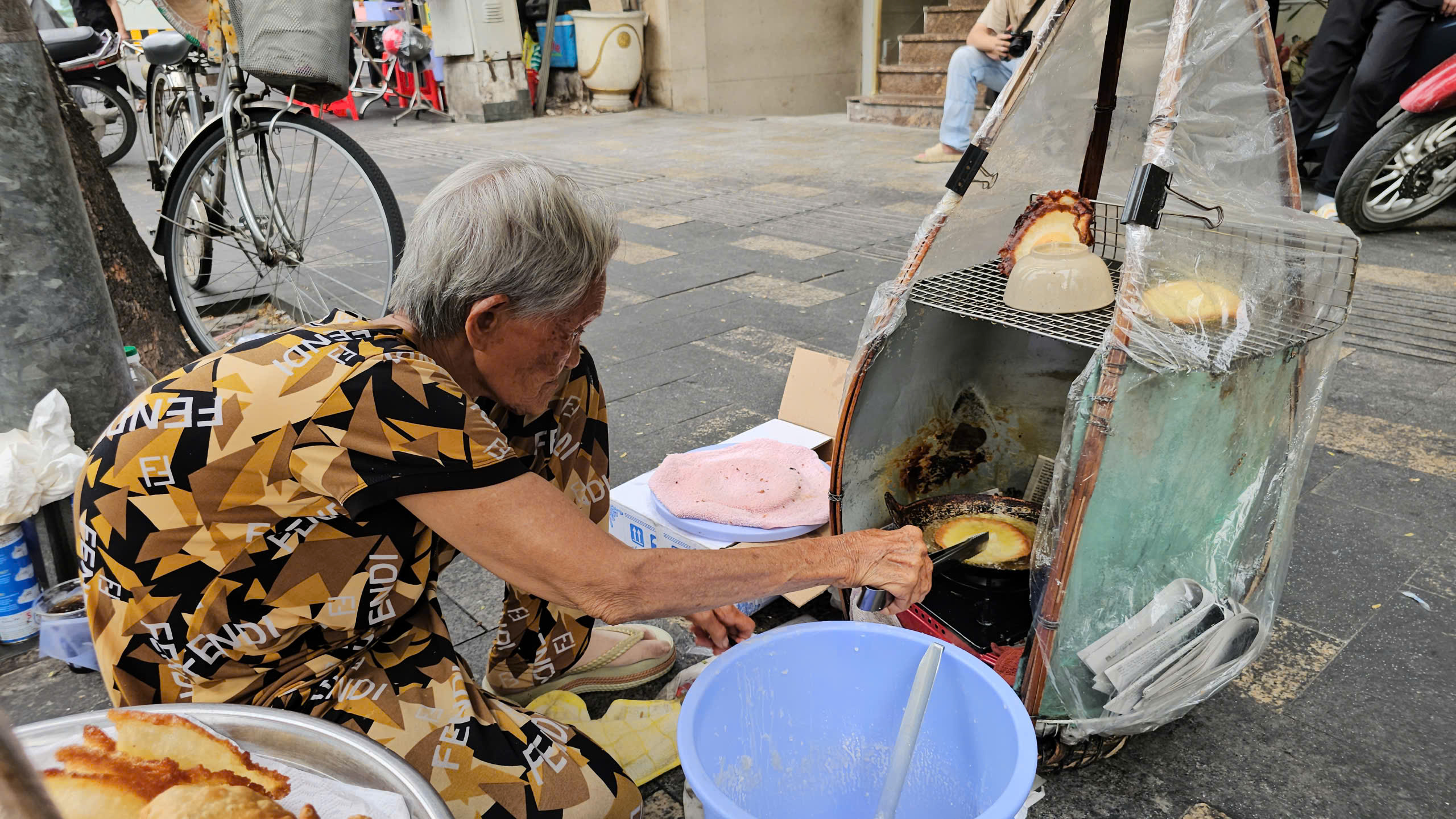 Xót xa cụ bà 83 tuổi gánh bánh mưu sinh, gom tiền trả nợ đám tang con - Ảnh 5.