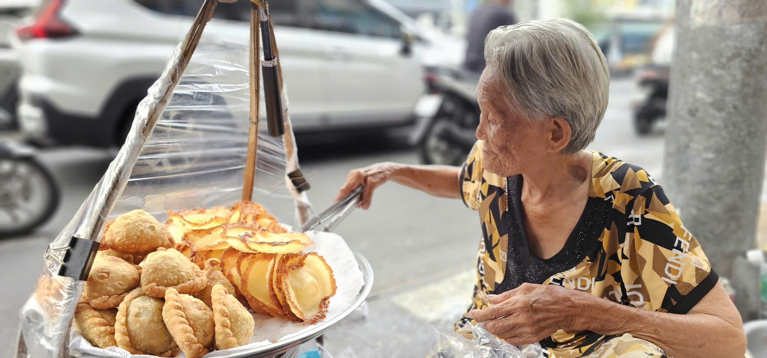 Xót xa cụ bà 83 tuổi gánh bánh mưu sinh, gom tiền trả nợ đám tang con - Ảnh 6.