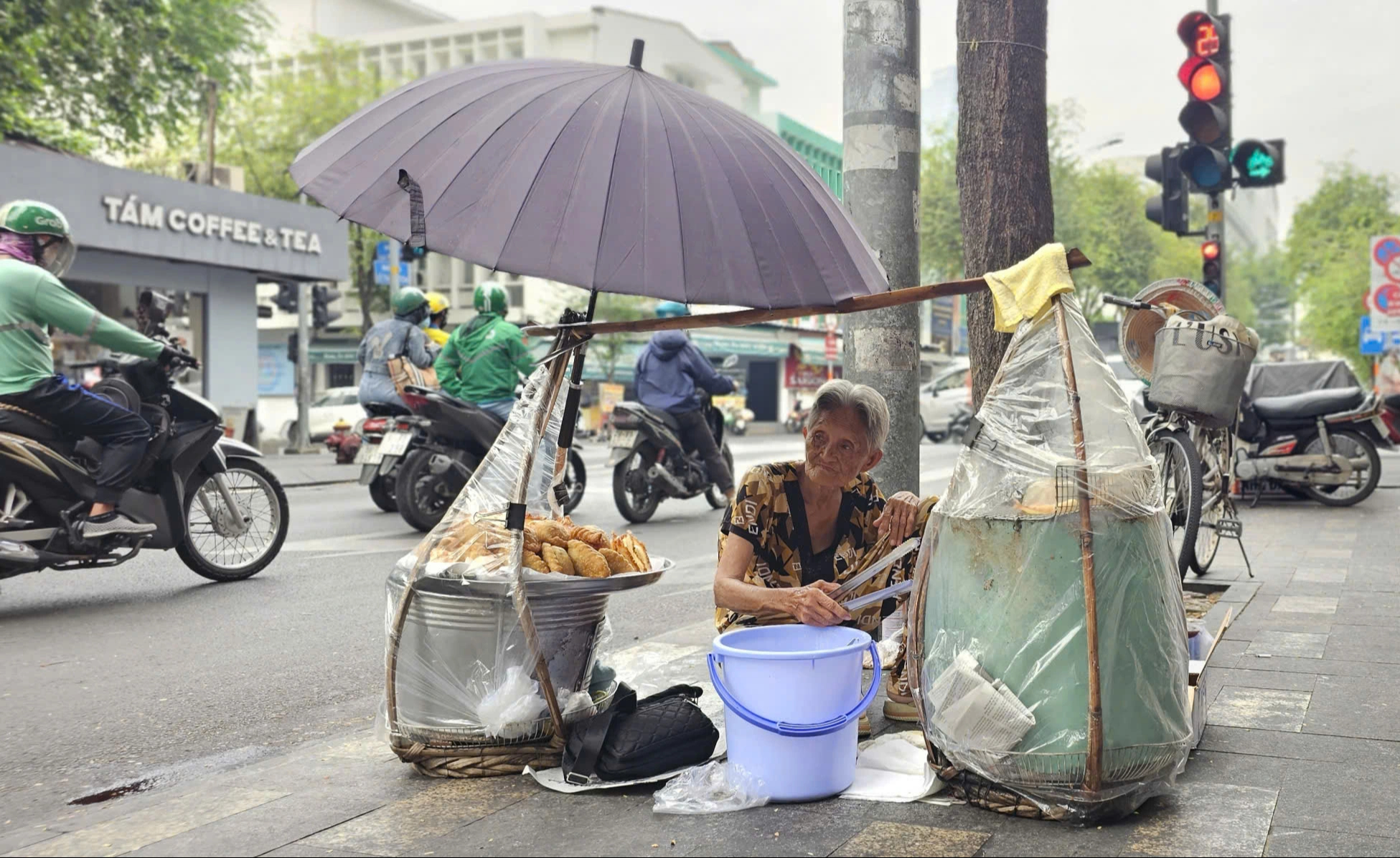 Xót xa cụ bà 83 tuổi gánh bánh mưu sinh, gom tiền trả nợ đám tang con - Ảnh 3.