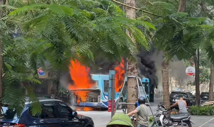 Hà Nội: Xe buýt bốc cháy dữ dội khi đang lưu thông trên phố - Ảnh 1.