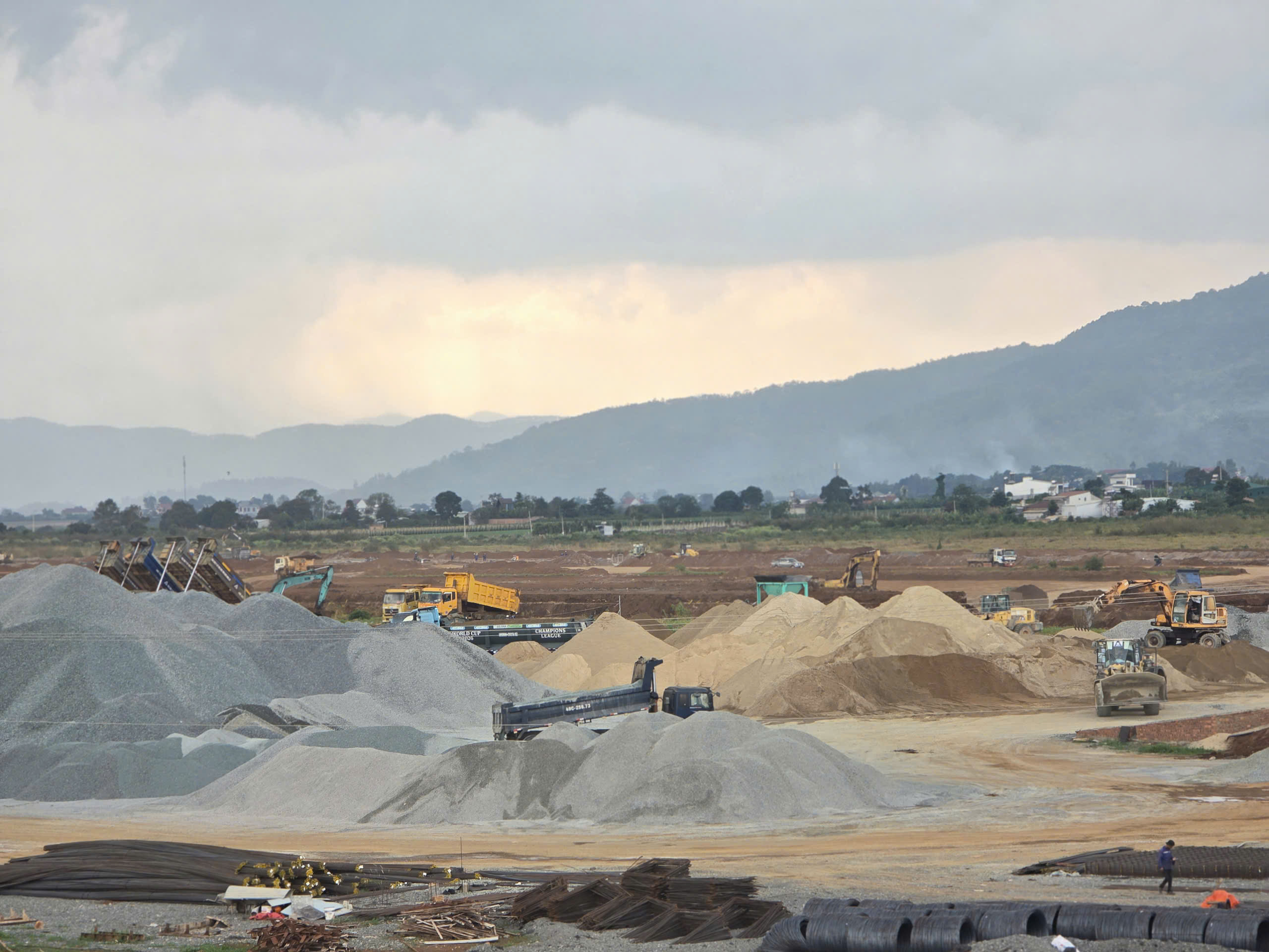 Dự án nâng cấp sân bay Liên Khương nguy cơ chậm tiến độ do thiếu vật liệu- Ảnh 2.