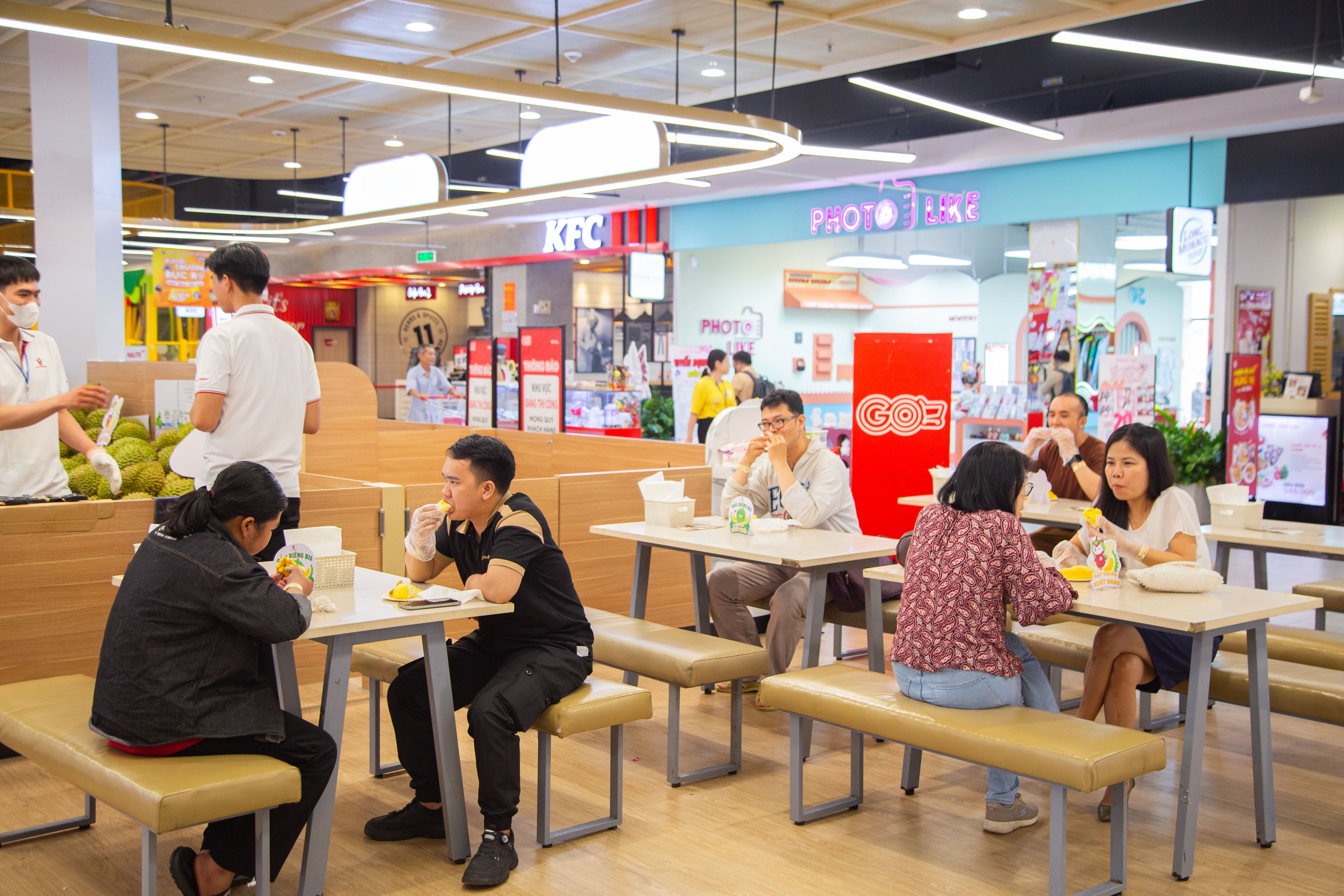 Buffet sầu ri&ecirc;ng độc lạ đang diễn ra ở TP.HCM, cửa h&agrave;ng chuẩn bị hơn 1 tấn - Ảnh 2.