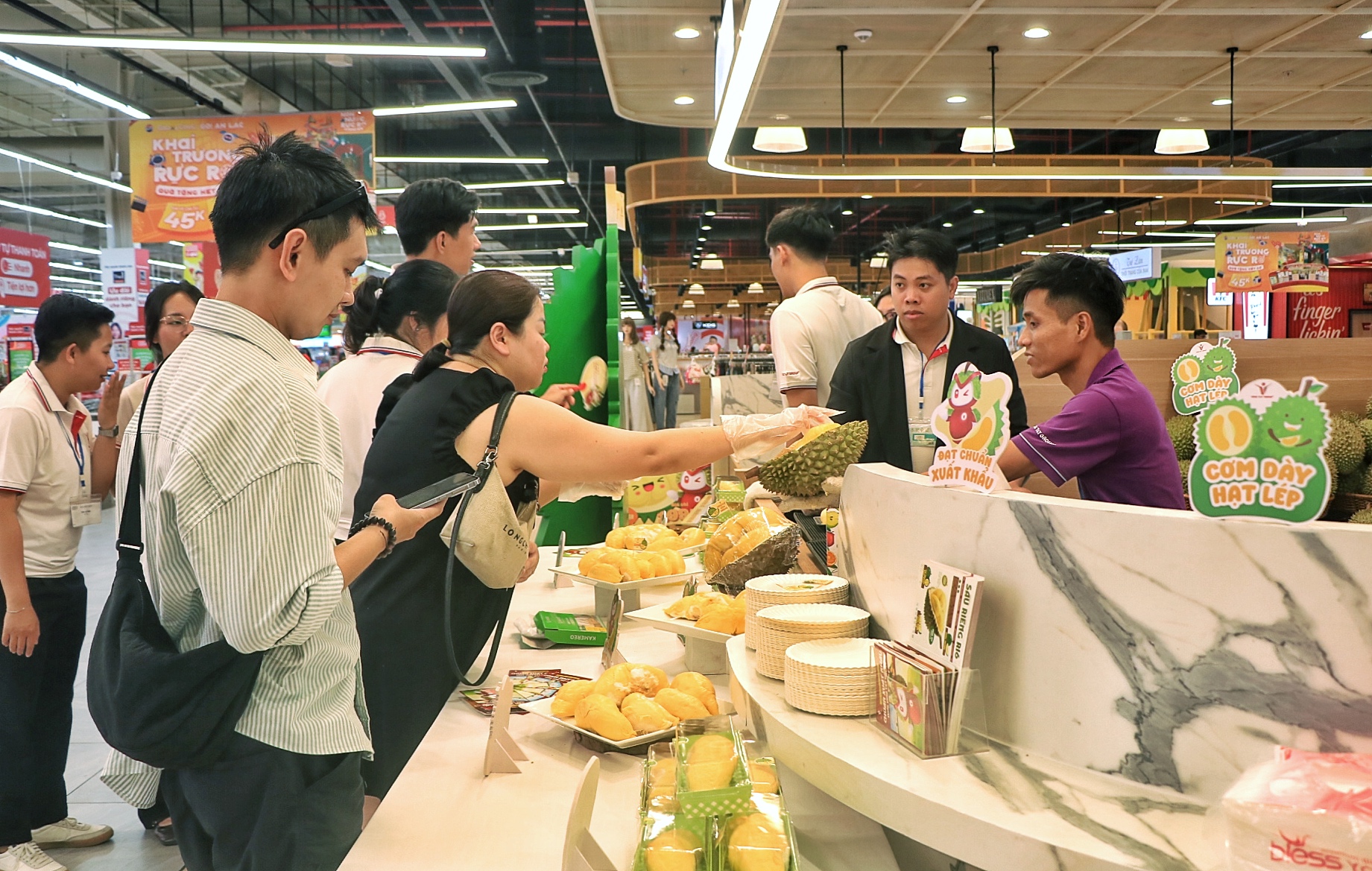 Buffet sầu ri&ecirc;ng độc lạ đang diễn ra ở TP.HCM, cửa h&agrave;ng chuẩn bị hơn 1 tấn - Ảnh 1.