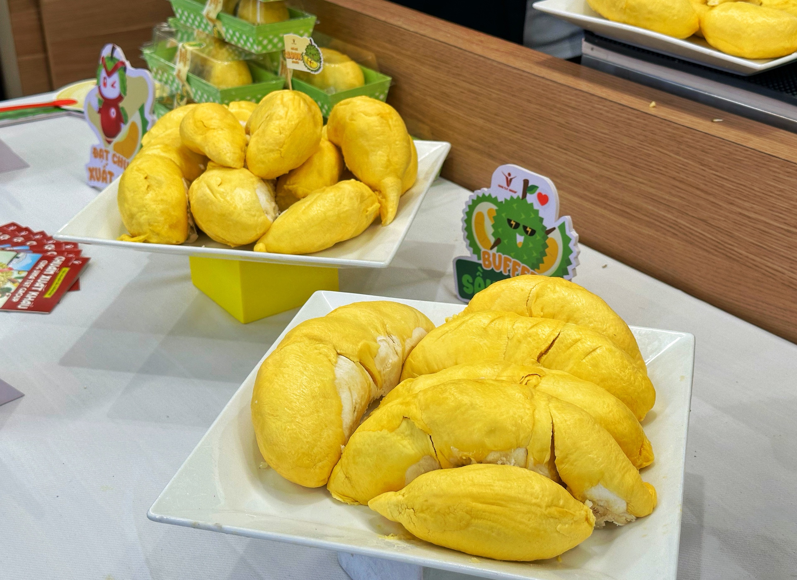 Buffet sầu ri&ecirc;ng độc lạ đang diễn ra ở TP.HCM, cửa h&agrave;ng chuẩn bị hơn 1 tấn - Ảnh 4.