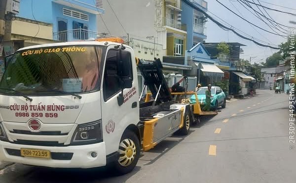 &Ocirc; t&ocirc; đỗ tr&ecirc;n vỉa h&egrave; ở TP.HCM bị ghi h&igrave;nh phạt nguội, nhiều xe bị cẩu - Ảnh 3.