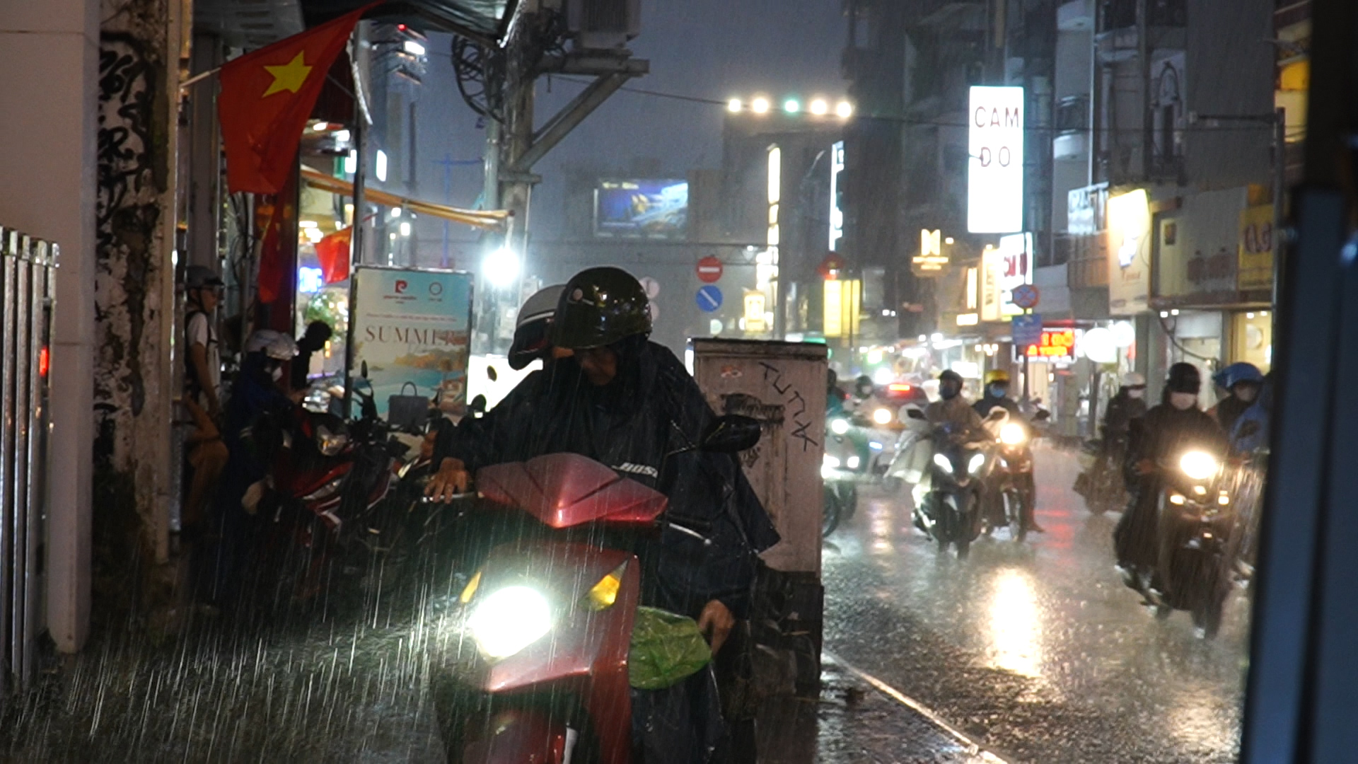 Người dân TP.HCM thở phào khi xuất hiện mưa lớn giải nhiệt lúc chiều tối - Ảnh 1. Người dân TP.HCM thở phào khi xuất hiện mưa lớn giải nhiệt lúc chiều tối - Ảnh 1.