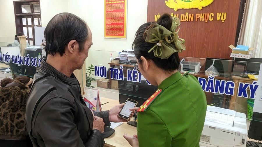 Công an phường mở 'giờ vàng' ban đêm hỗ trợ dân làm thủ tục online- Ảnh 3. Công an phường mở 'giờ vàng' ban đêm hỗ trợ dân làm thủ tục online- Ảnh 3.