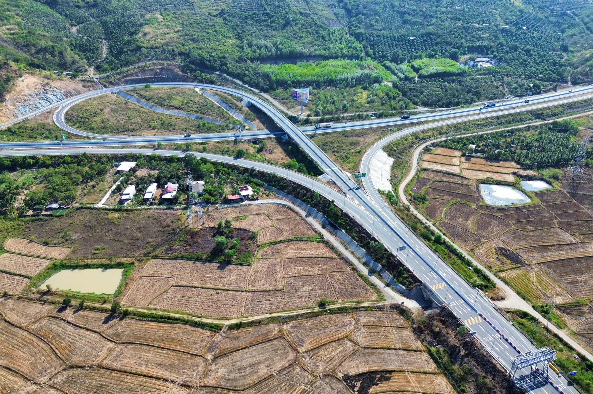 Giao tr&aacute;ch nhiệm ph&aacute;t triển, c&uacute; h&iacute;ch tăng trưởng kinh tế- Ảnh 1.