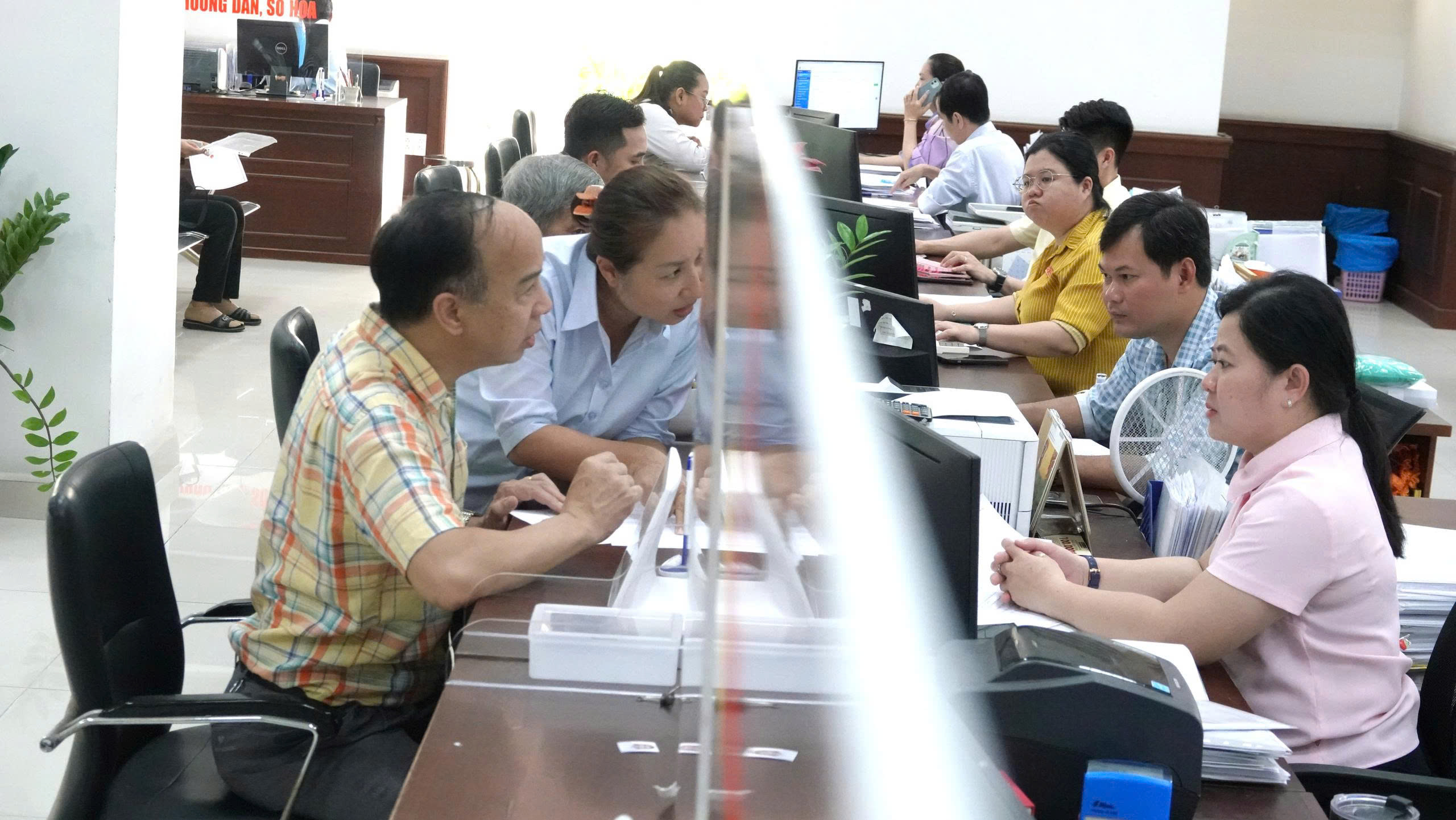 Tiếp tục cắt giảm, đơn giản hóa 4 nhóm thủ tục hành chính - Ảnh 1.