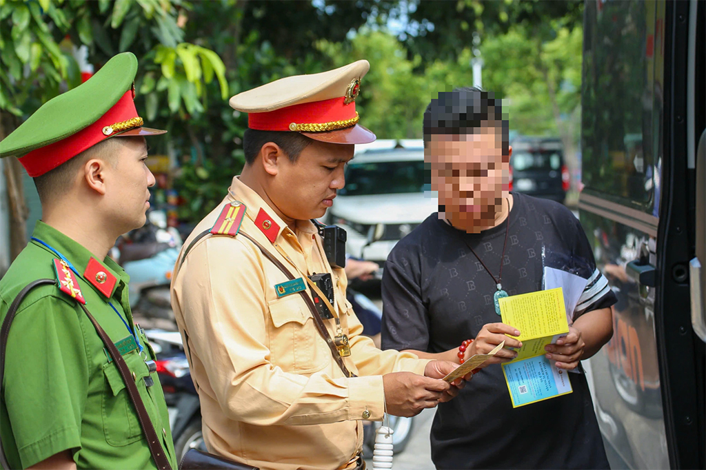 Bộ Công an đề xuất bổ sung nhiều lỗi vi phạm giao thông- Ảnh 1. Bộ Công an đề xuất bổ sung nhiều lỗi vi phạm giao thông- Ảnh 1.