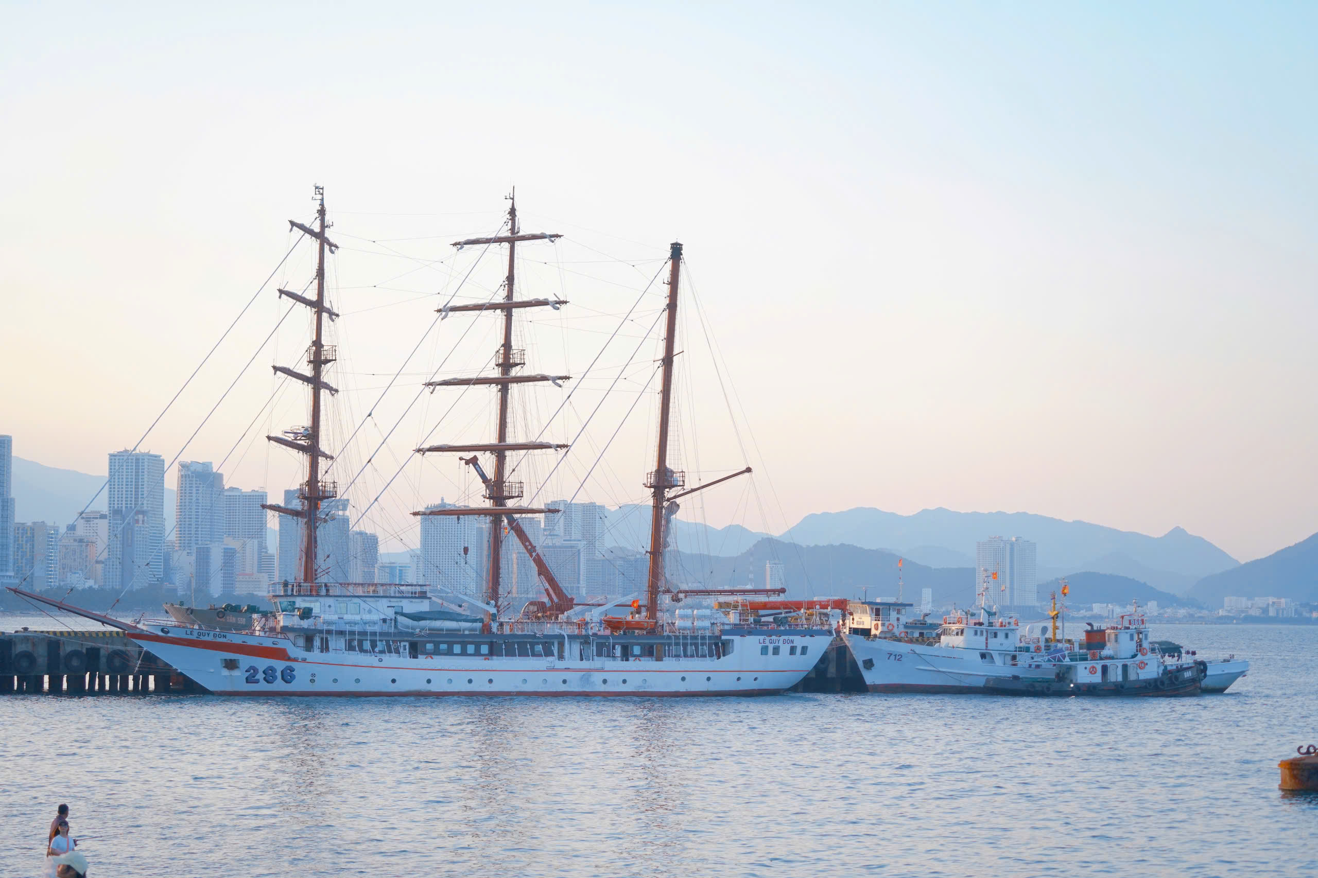 Bờ kè Vĩnh Nguyên biển Nha Trang hút giới trẻ check-in cùng tàu buồm- Ảnh 9. Bờ kè Vĩnh Nguyên biển Nha Trang hút giới trẻ check-in cùng tàu buồm- Ảnh 9.