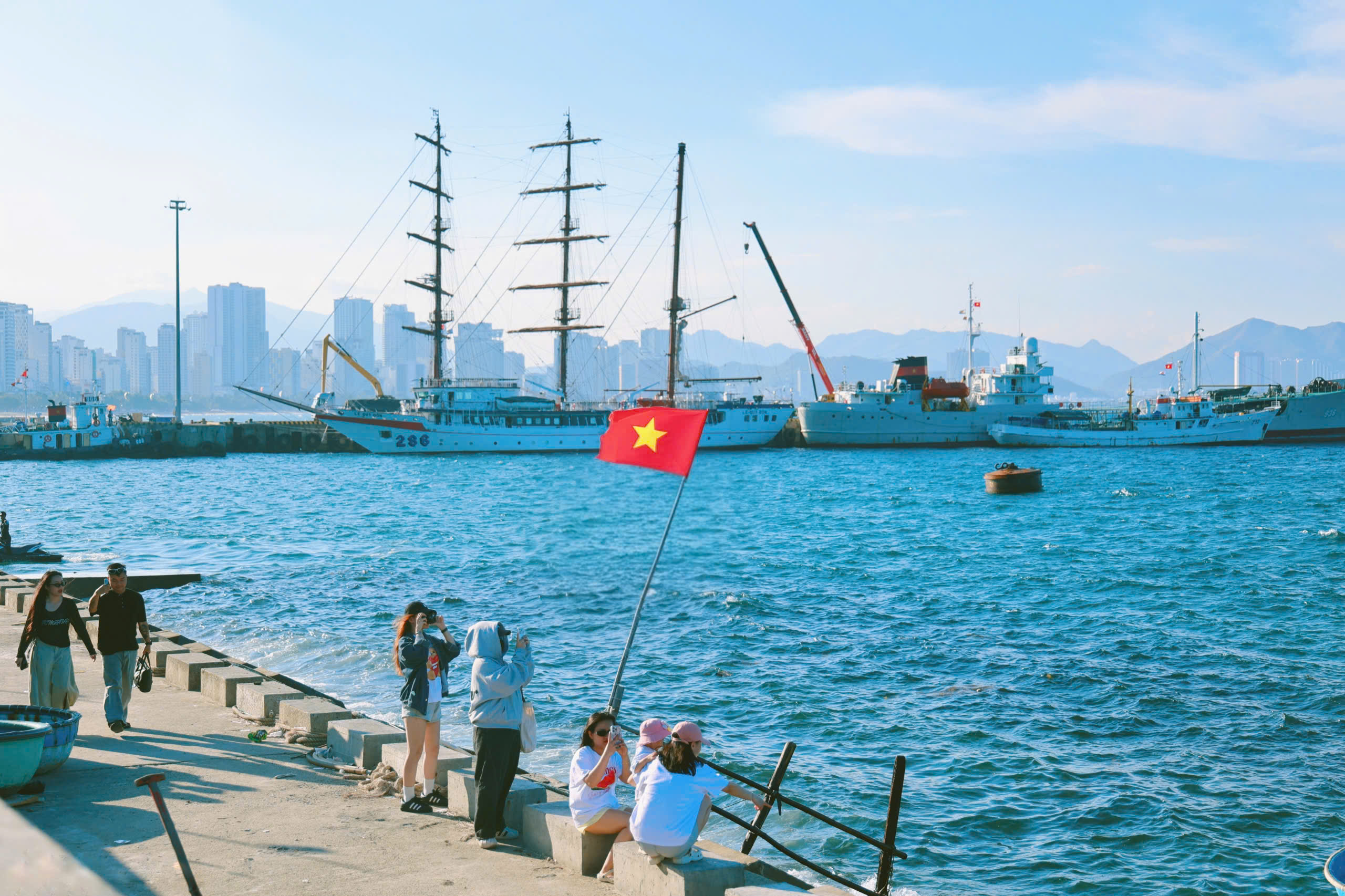Bờ kè Vĩnh Nguyên biển Nha Trang hút giới trẻ check-in cùng tàu buồm- Ảnh 1. Bờ kè Vĩnh Nguyên biển Nha Trang hút giới trẻ check-in cùng tàu buồm- Ảnh 1.