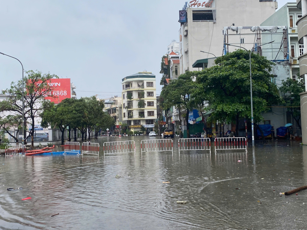 Mưa lớn gây sạt lở, ngập nhiều nơi ở Quảng Ninh- Ảnh 4.