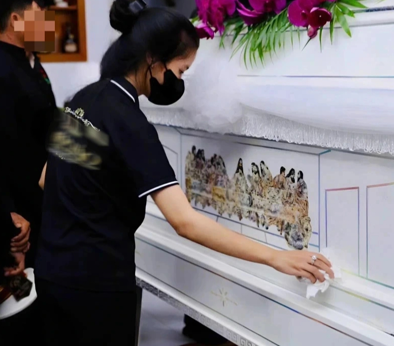 Nữ sinh cấp 3 theo cha lo hậu sự cho người nghèo: ‘Thương nhiều hơn sợ’- Ảnh 1. Nữ sinh cấp 3 theo cha lo hậu sự cho người nghèo: ‘Thương nhiều hơn sợ’- Ảnh 1.