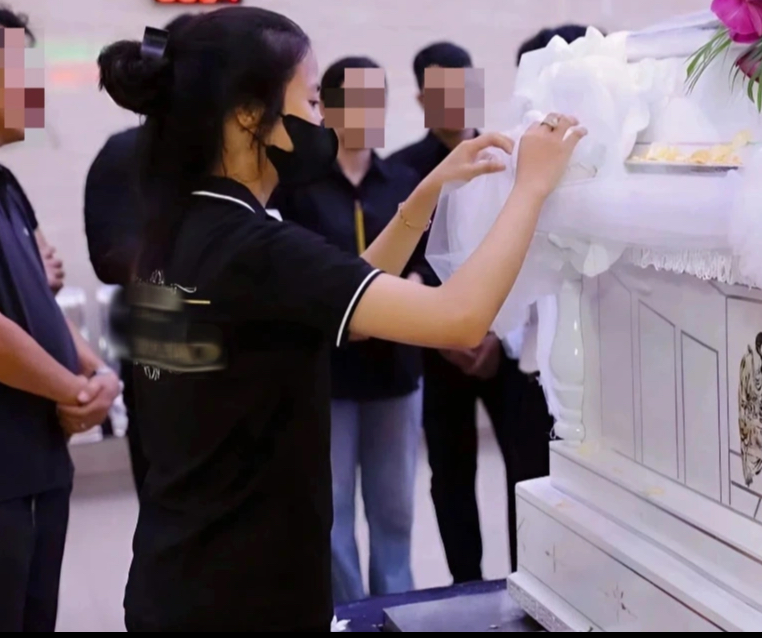 Nữ sinh cấp 3 theo cha lo hậu sự cho người nghèo: ‘Thương nhiều hơn sợ’- Ảnh 2. Nữ sinh cấp 3 theo cha lo hậu sự cho người nghèo: ‘Thương nhiều hơn sợ’- Ảnh 2.