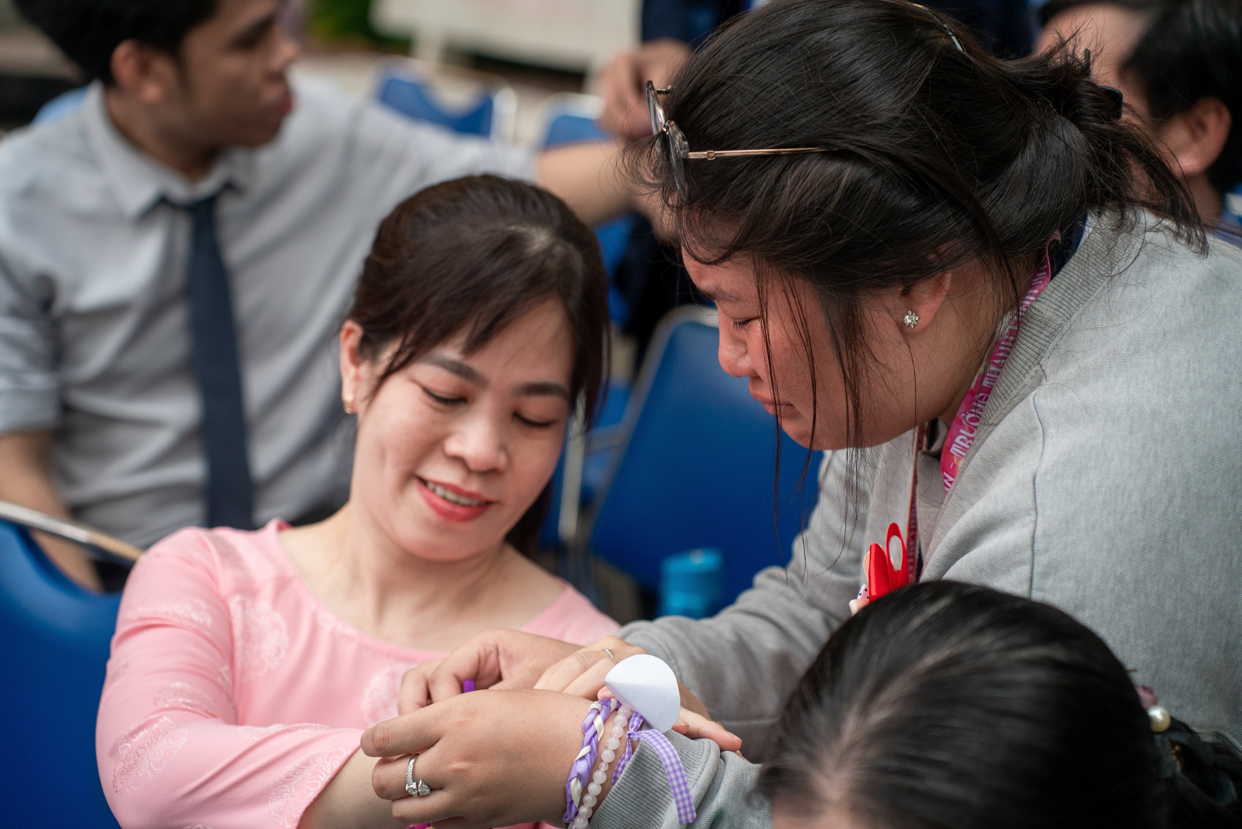 Học sinh Nguyễn Thị Minh Khai đ&oacute;n 'mưa thanh xu&acirc;n' trong ng&agrave;y chia tay - Ảnh 13.
