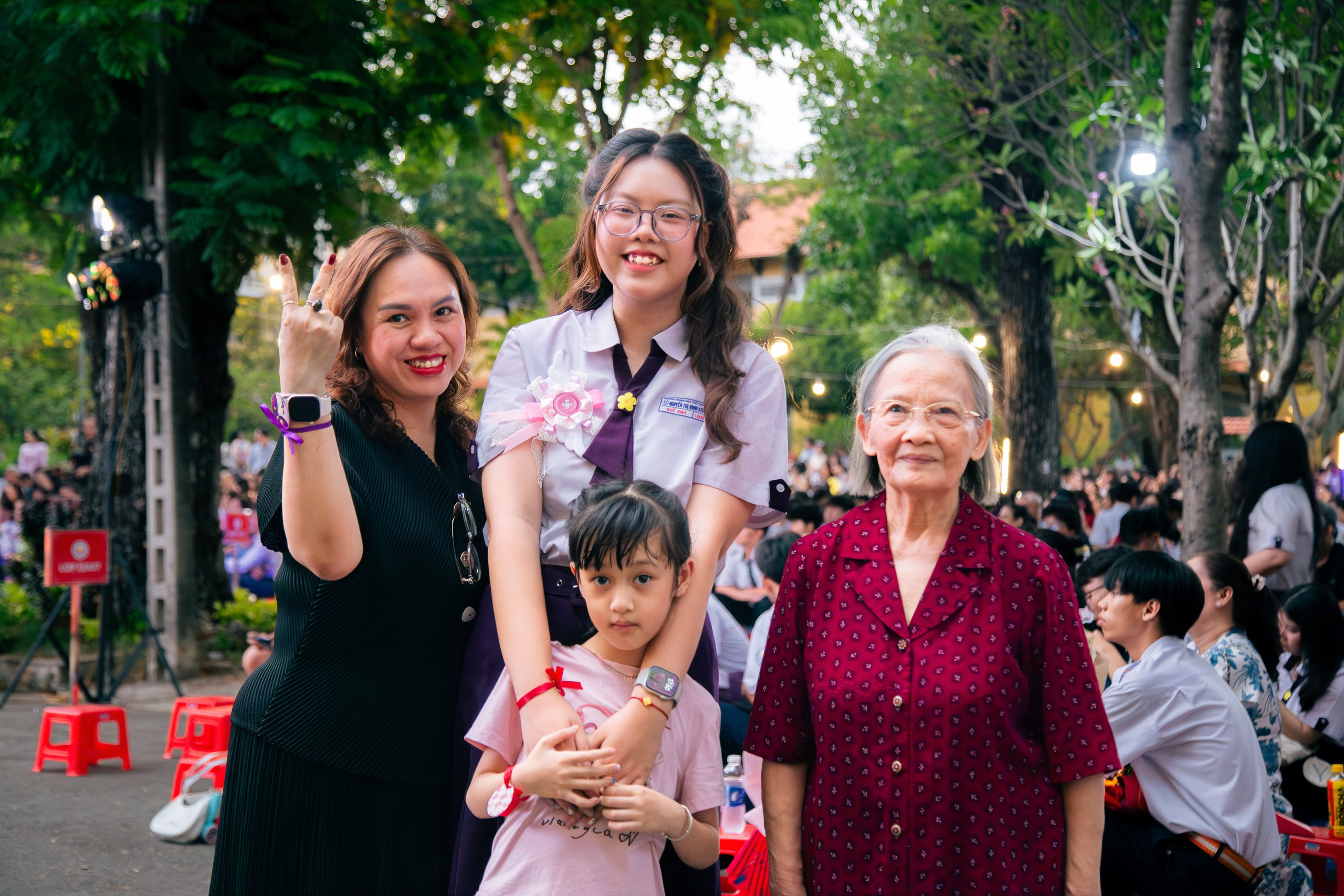 Học sinh Nguyễn Thị Minh Khai đ&oacute;n 'mưa thanh xu&acirc;n' trong ng&agrave;y chia tay - Ảnh 3.