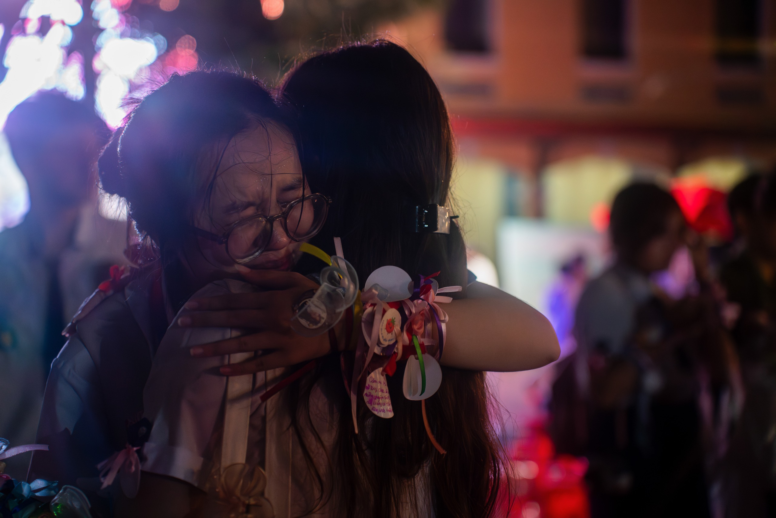 Học sinh Nguyễn Thị Minh Khai đ&oacute;n 'mưa thanh xu&acirc;n' trong ng&agrave;y chia tay - Ảnh 10.