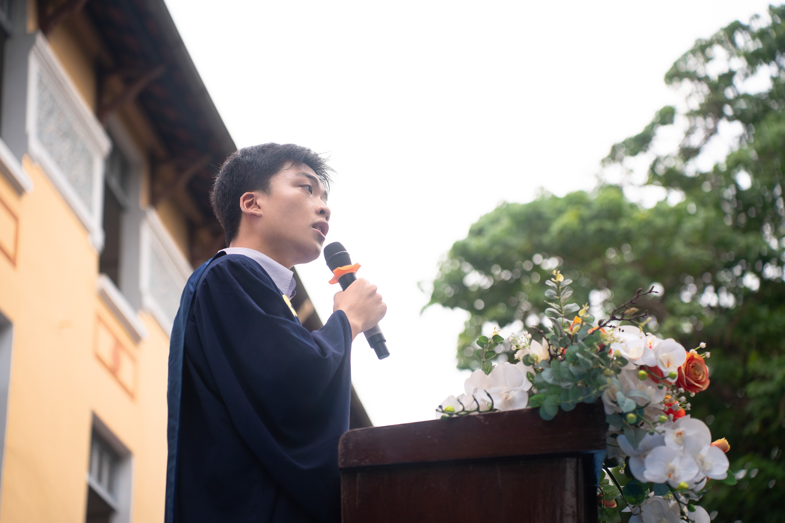 Học sinh Nguyễn Thị Minh Khai đ&oacute;n 'mưa thanh xu&acirc;n' trong ng&agrave;y chia tay - Ảnh 4.