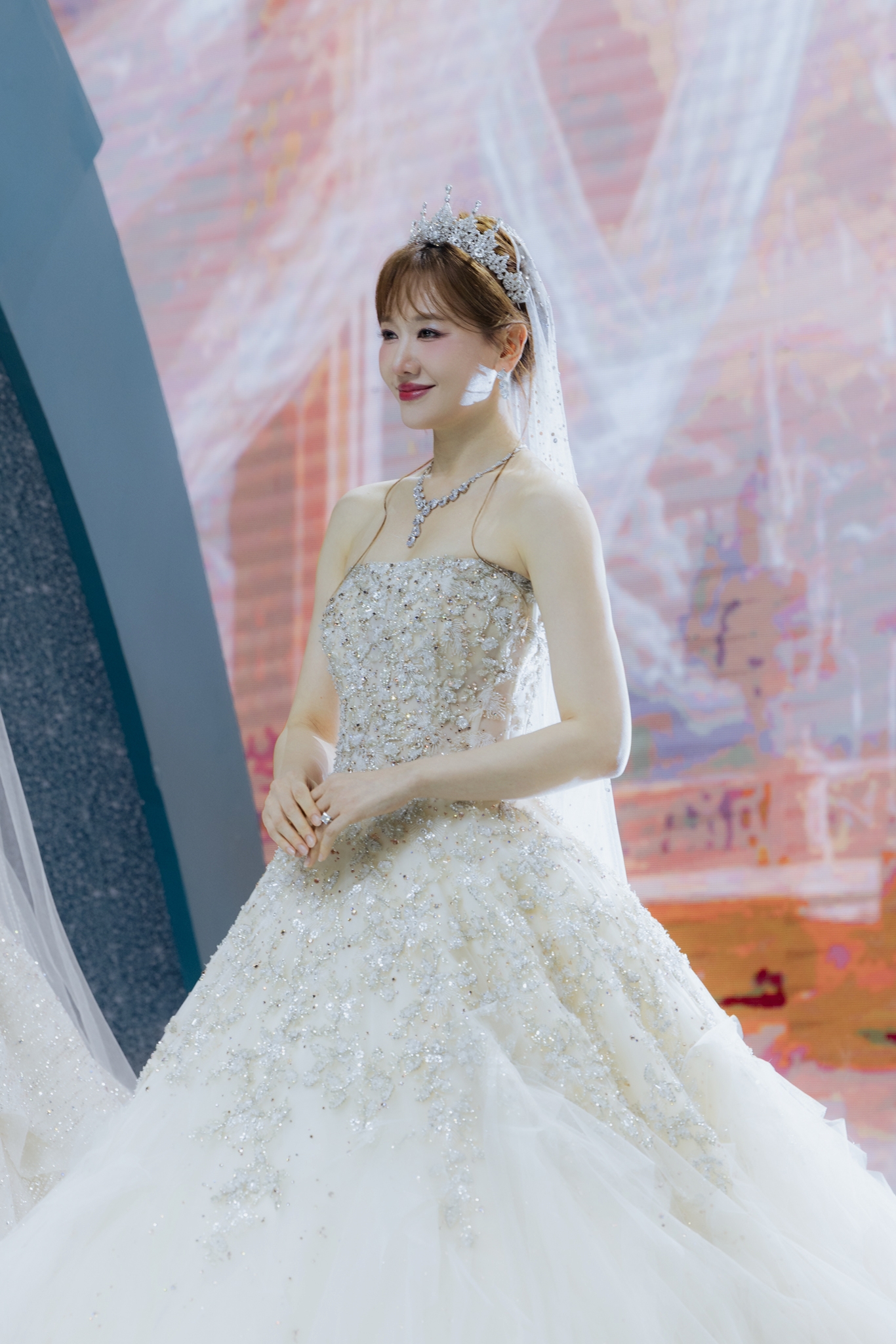 Hari Won diện váy cưới khoe nhan sắc ở tuổi 41 - Ảnh 3.