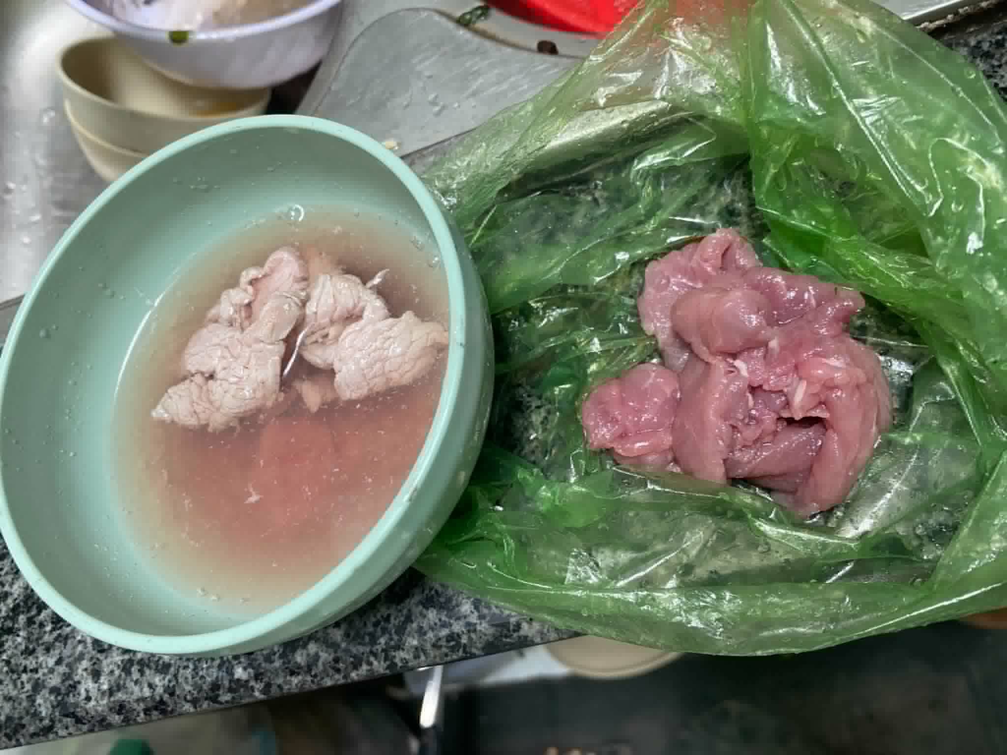 Nghi mua phải thịt bò giả, người dân ở Quy Nhơn livestream tố cáo- Ảnh 1. Nghi mua phải thịt bò giả, người dân ở Quy Nhơn livestream tố cáo- Ảnh 1.