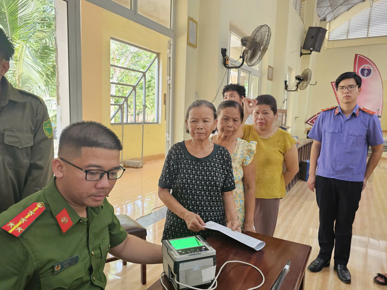 Có căn cước công dân, vợ chồng tôi đi đăng ký kết hôn liền - Ảnh 2.