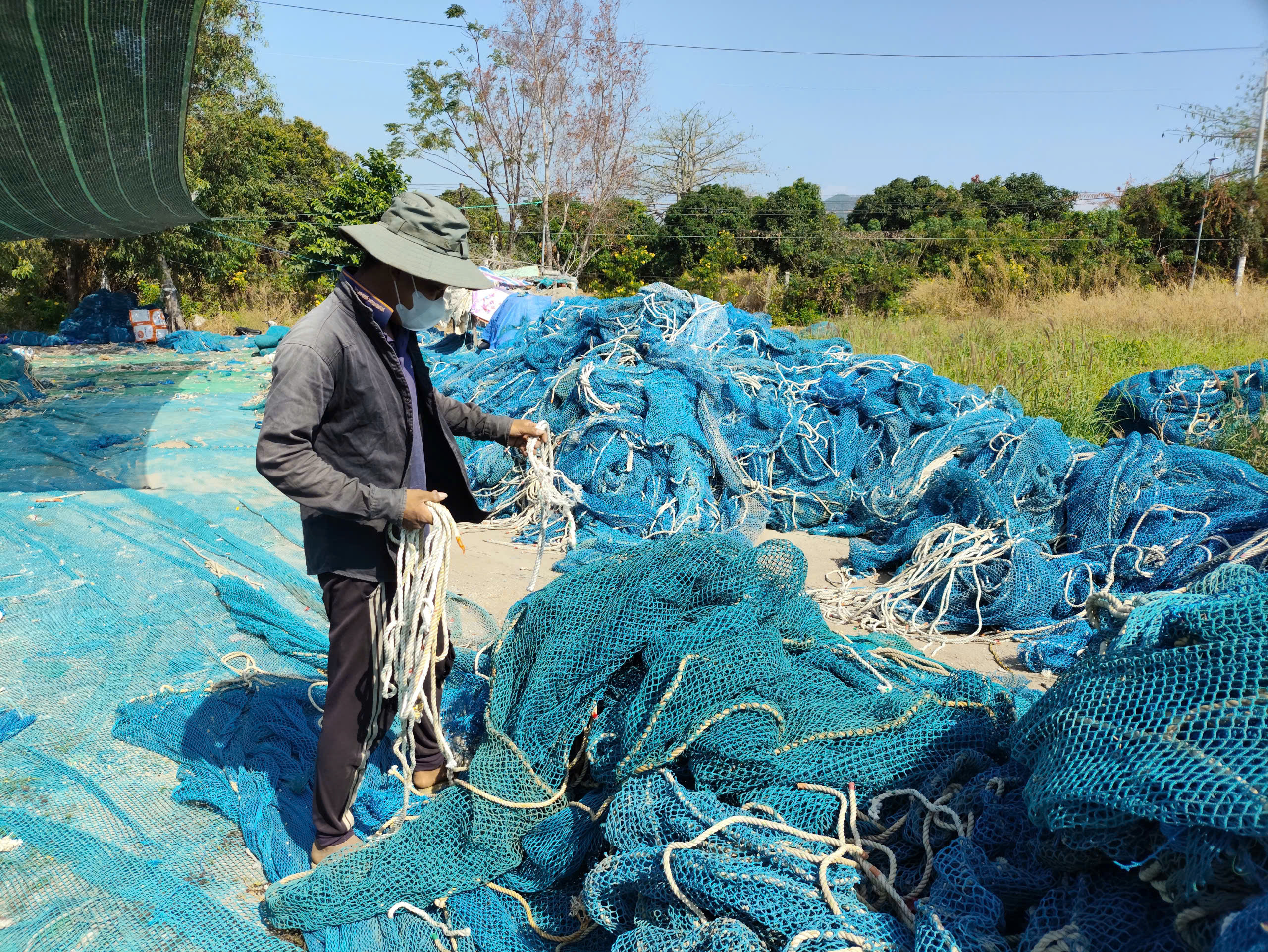 Xóm cắt lưới, phá dây thừng ở TP.HCM- Ảnh 1. Xóm cắt lưới, phá dây thừng ở TP.HCM- Ảnh 1.