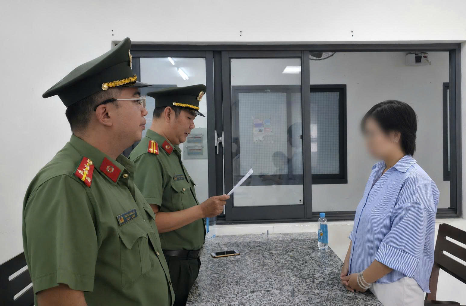 Nhờ thi hộ bằng tiếng Anh tốt nghiệp thạc sĩ, Công an TP.HCM xử lý 2 người - Ảnh 2.