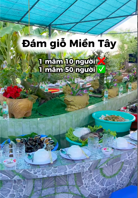 Gia đình miền Tây đãi tiệc đám giỗ bên bể nước, món ăn xuất hiện băng chuyền - Ảnh 1.