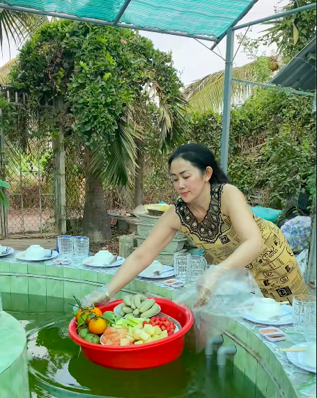 Gia đình miền Tây đãi tiệc đám giỗ bên bể nước, món ăn xuất hiện băng chuyền - Ảnh 2.