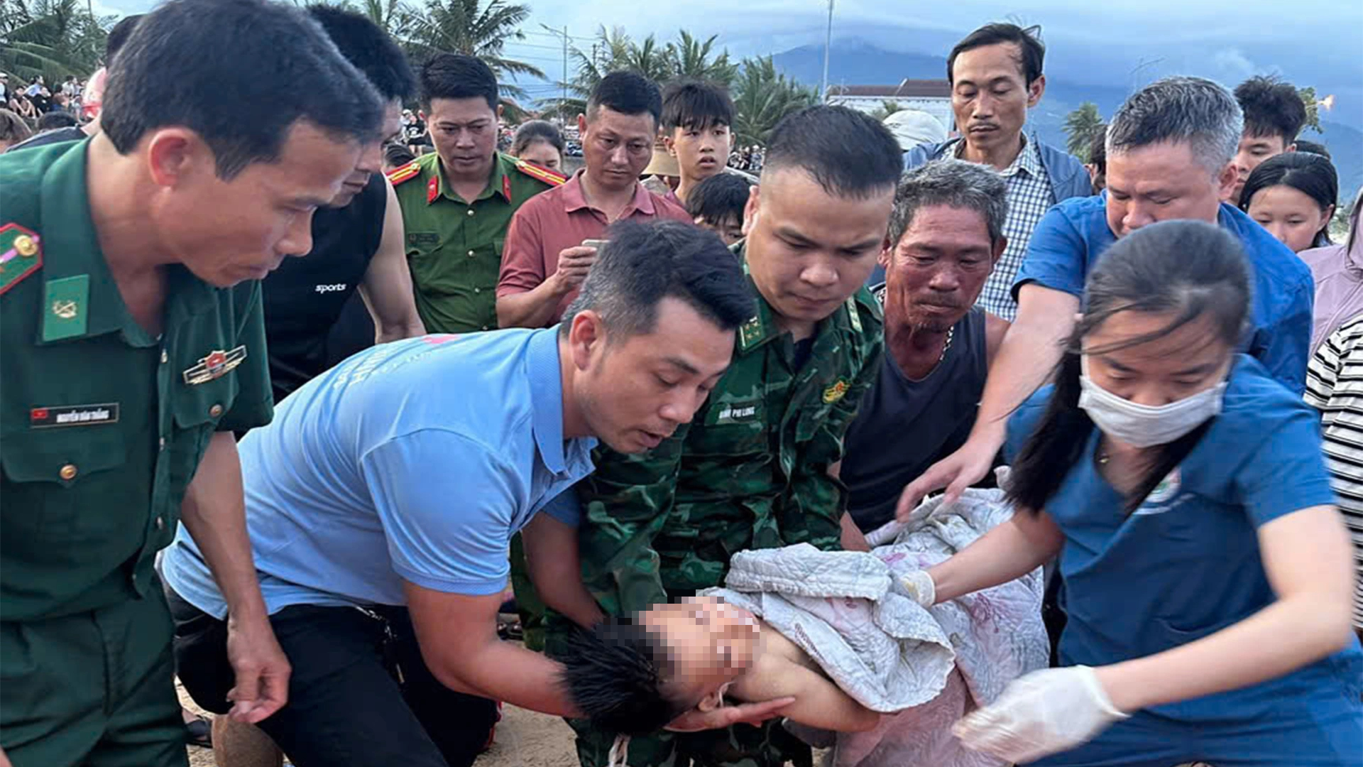 Người đàn ông lao ra biển cứu thành công cháu bé bị đuối nước- Ảnh 1.