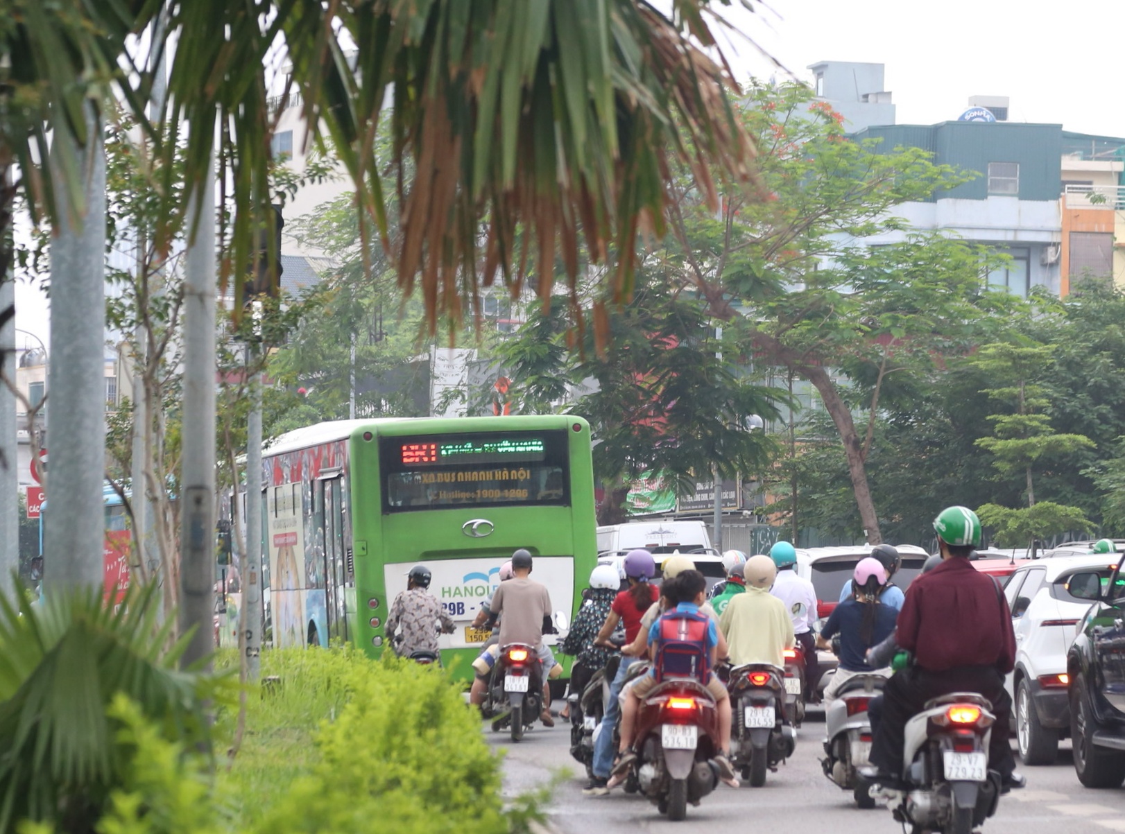 Hà Nội: Cảnh ùn tắc ở 2 tuyến đường huyết mạch dự kiến phân luồng đảo chiều - Ảnh 5.