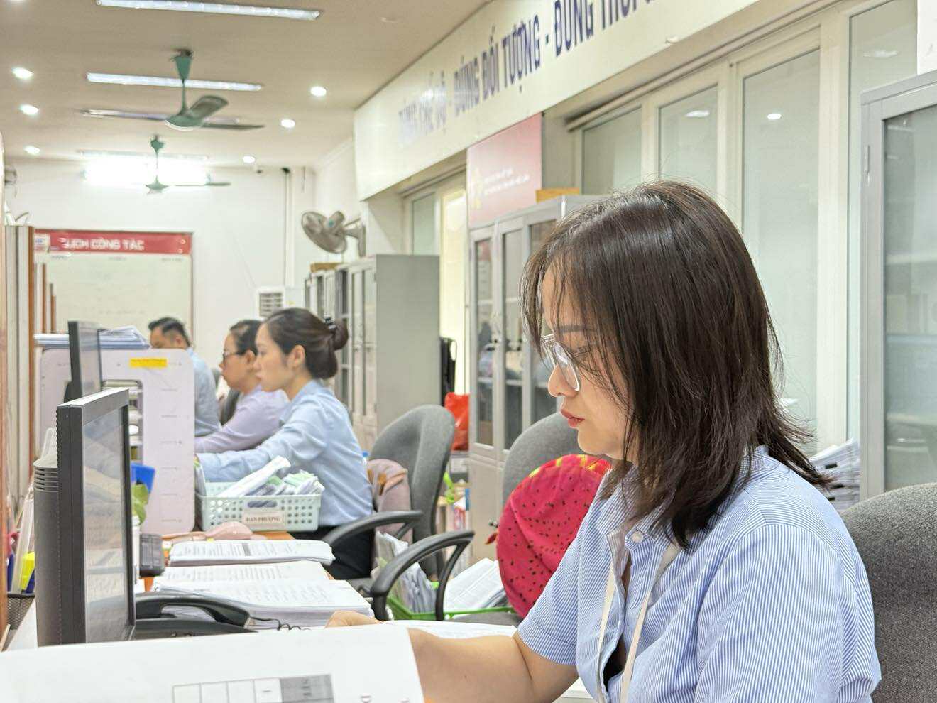Lương công chức mới từ 1.7, mức tăng cao nhất 25 triệu đồng/tháng - Ảnh 1.