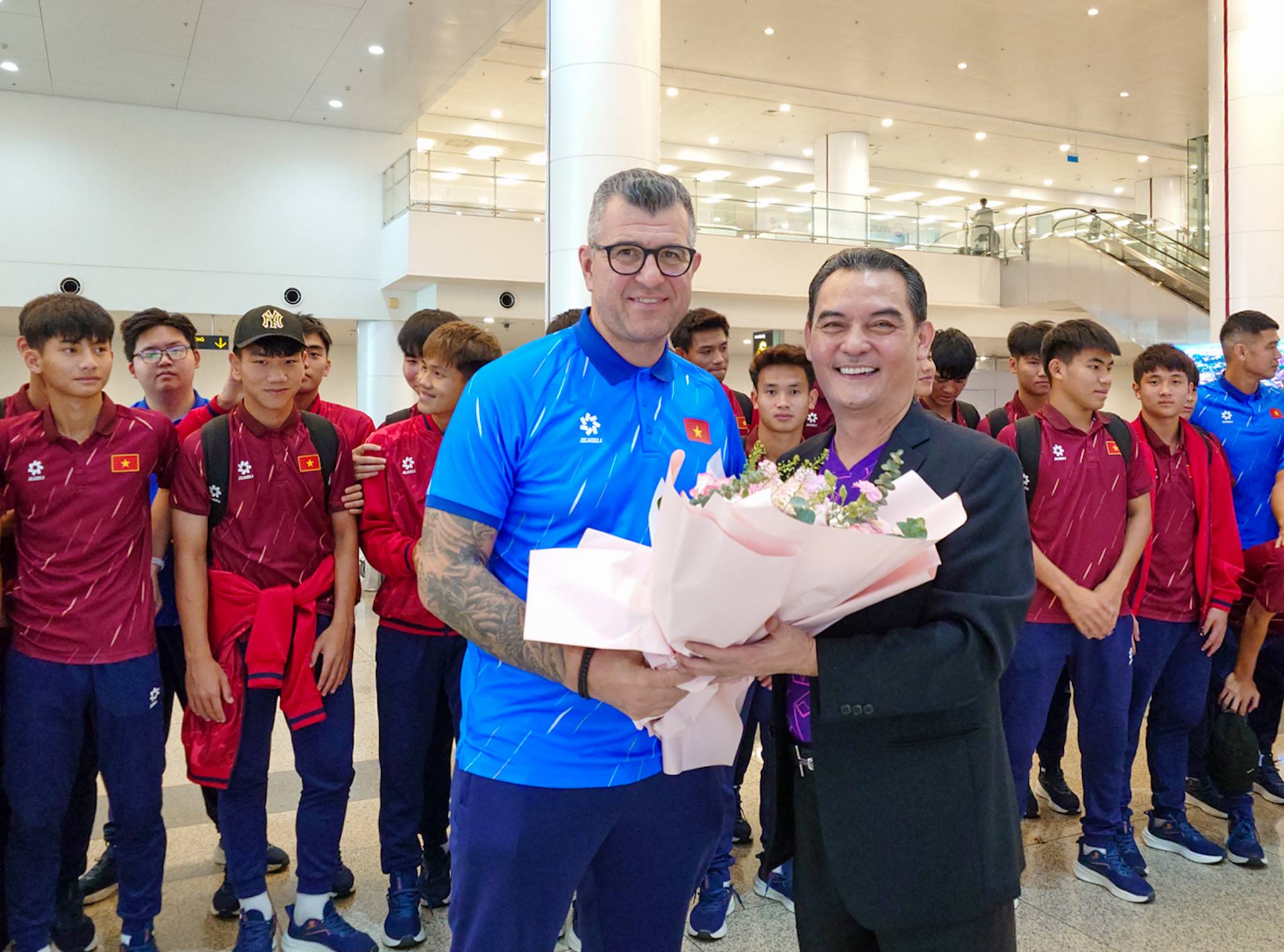 U.17 Việt Nam về nước, HLV Cristiano Roland rơi nước mắt giữa vòng tay người hâm mộ - Ảnh 1.