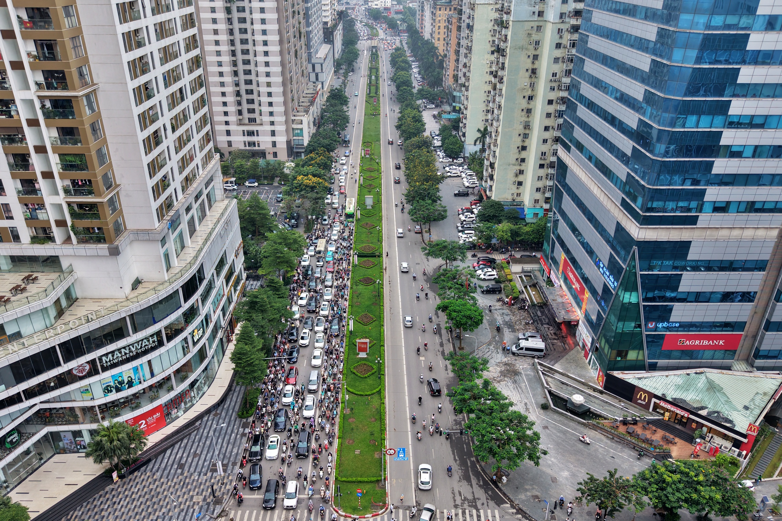 Hà Nội: Cảnh ùn tắc ở 2 tuyến đường huyết mạch dự kiến phân luồng đảo chiều - Ảnh 7.