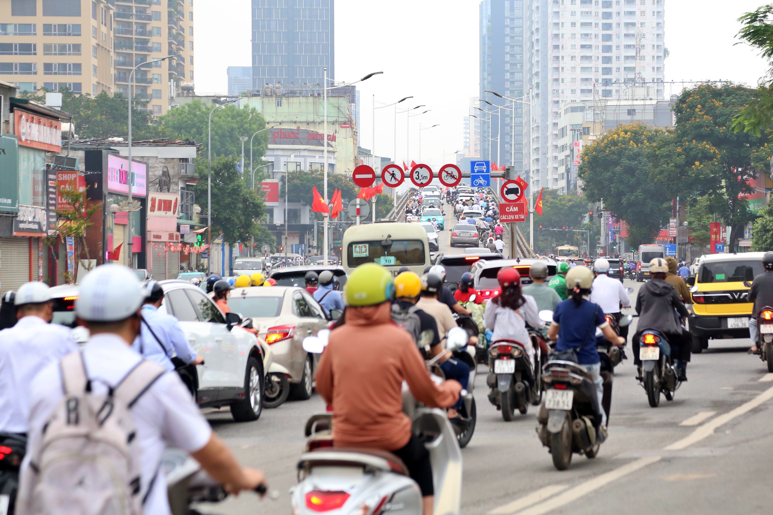 H&agrave; Nội: Cảnh &ugrave;n tắc ở 2 tuyến đường huyết mạch dự kiến ph&acirc;n luồng đảo chiều - Ảnh 2.